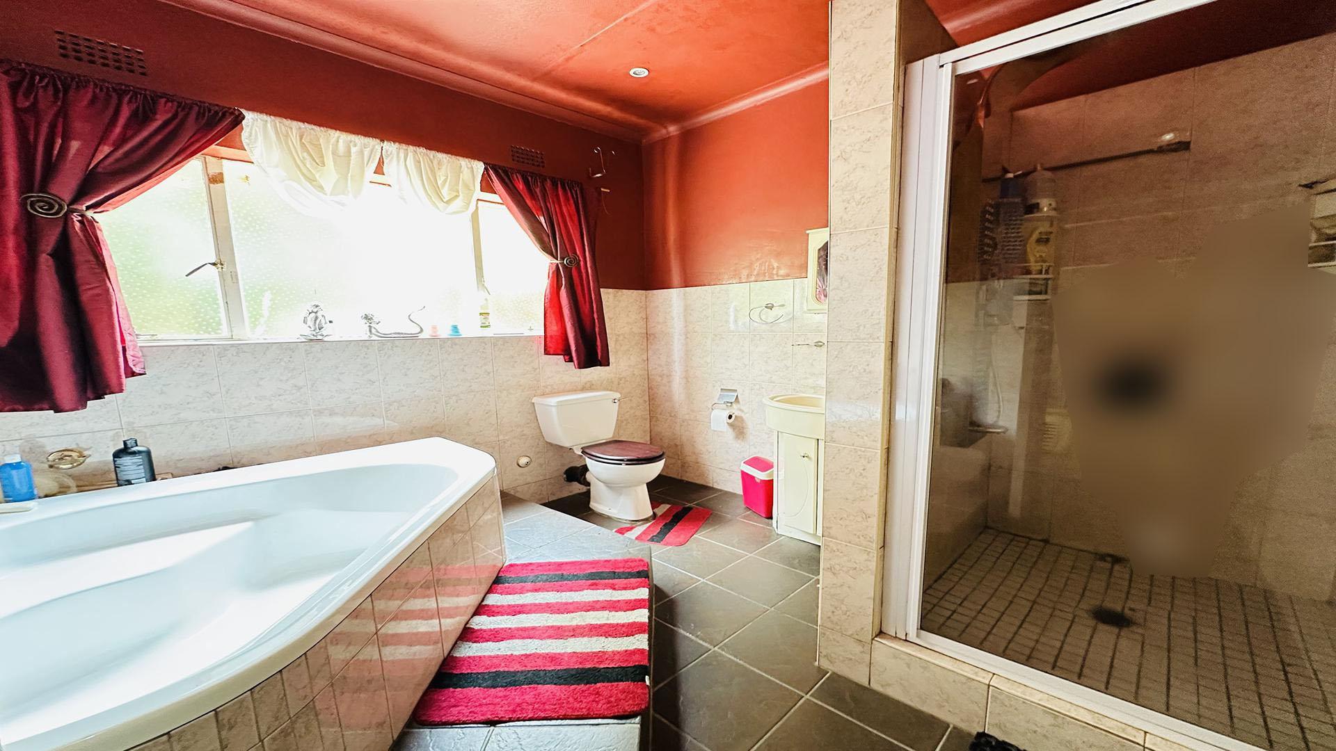 Main Bathroom - 12 square meters of property in Rynfield