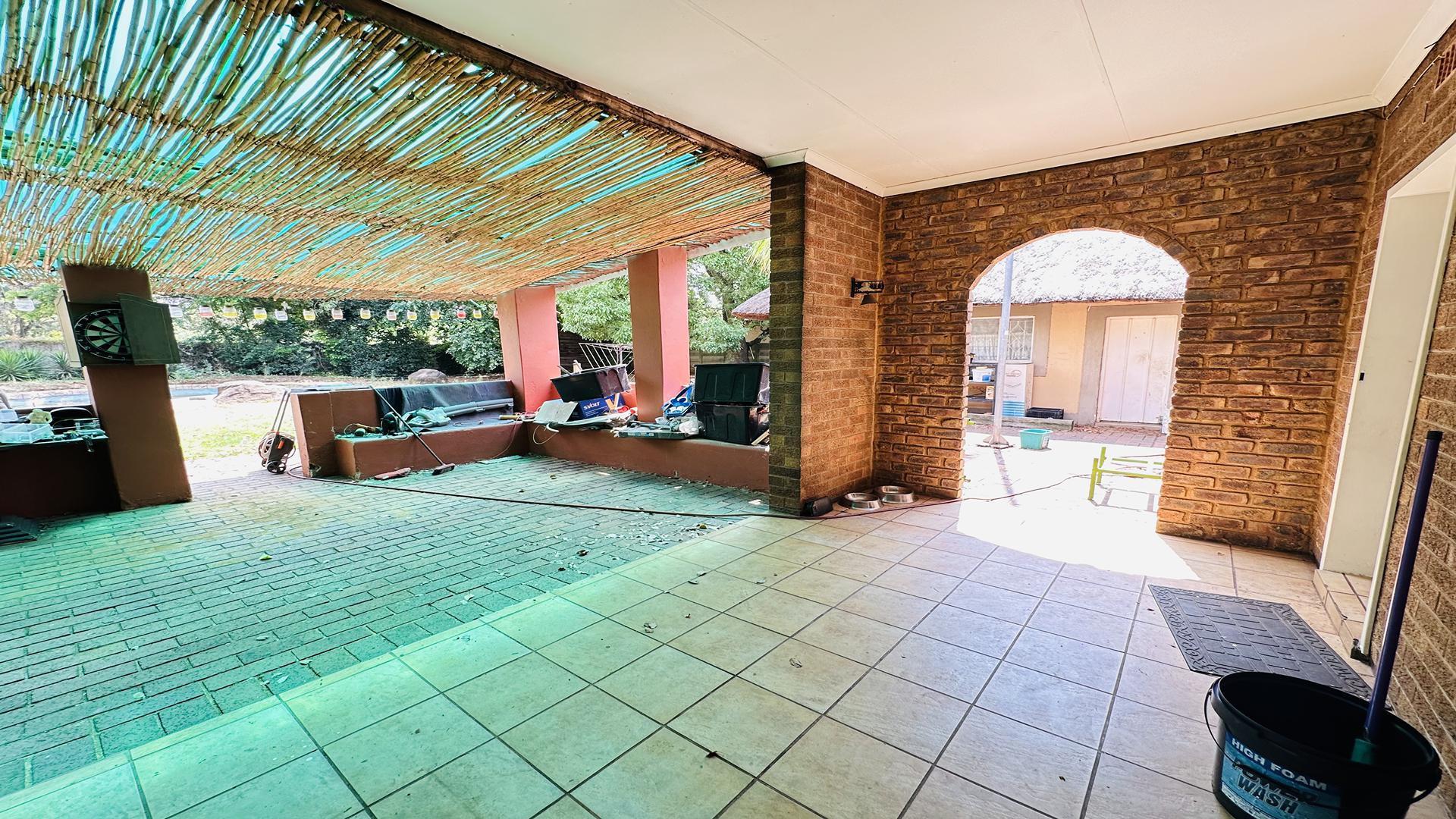 Patio - 37 square meters of property in Rynfield
