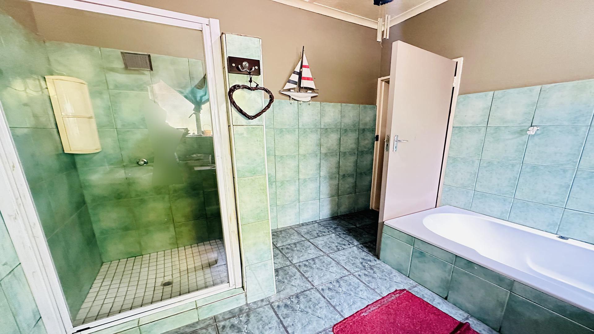 Bathroom 1 - 21 square meters of property in Rynfield