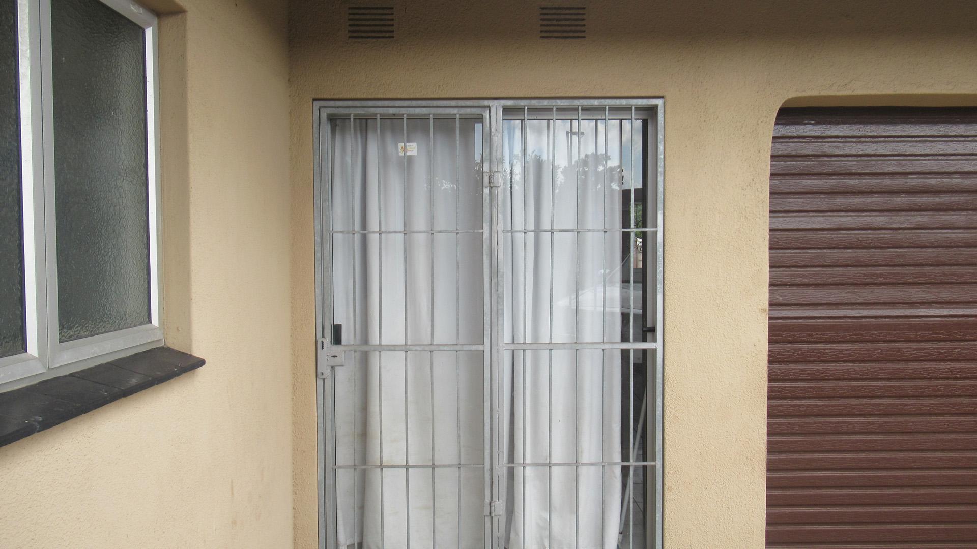 Front View of property in Wild En Weide