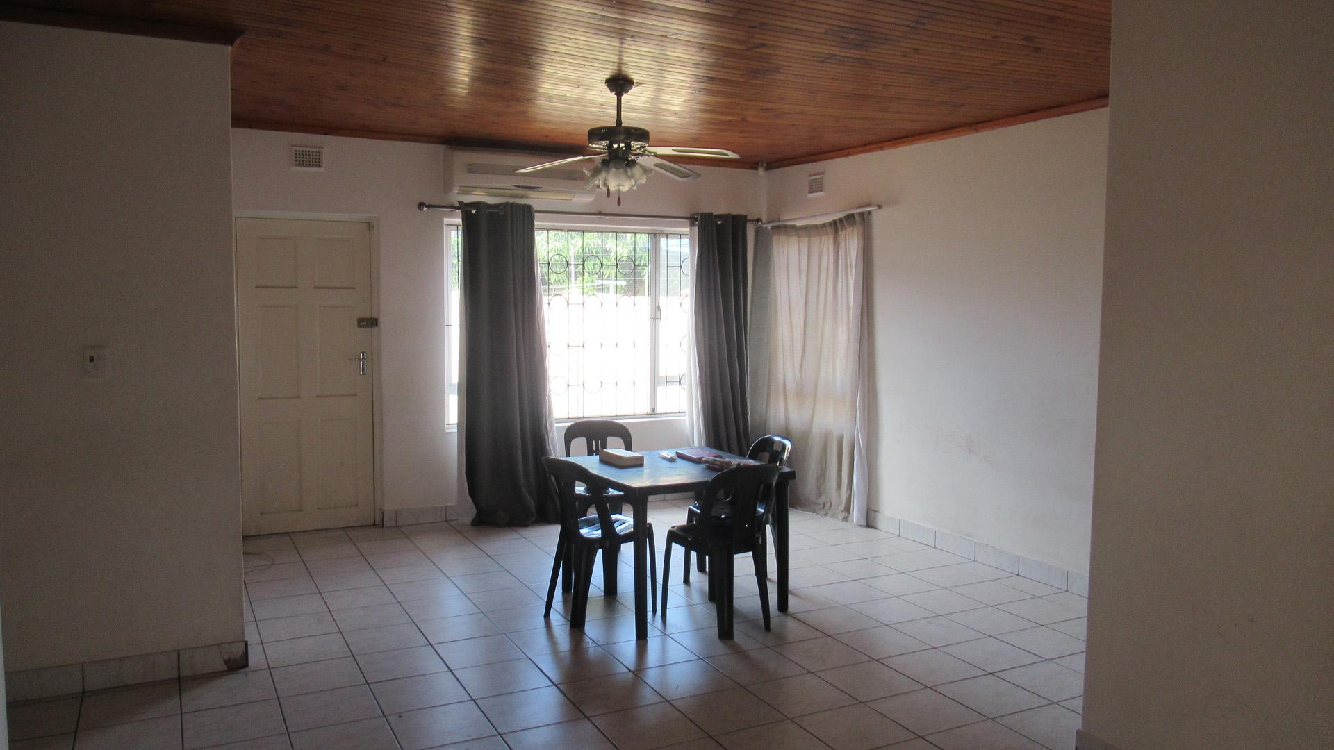 Lounges - 16 square meters of property in Wild En Weide