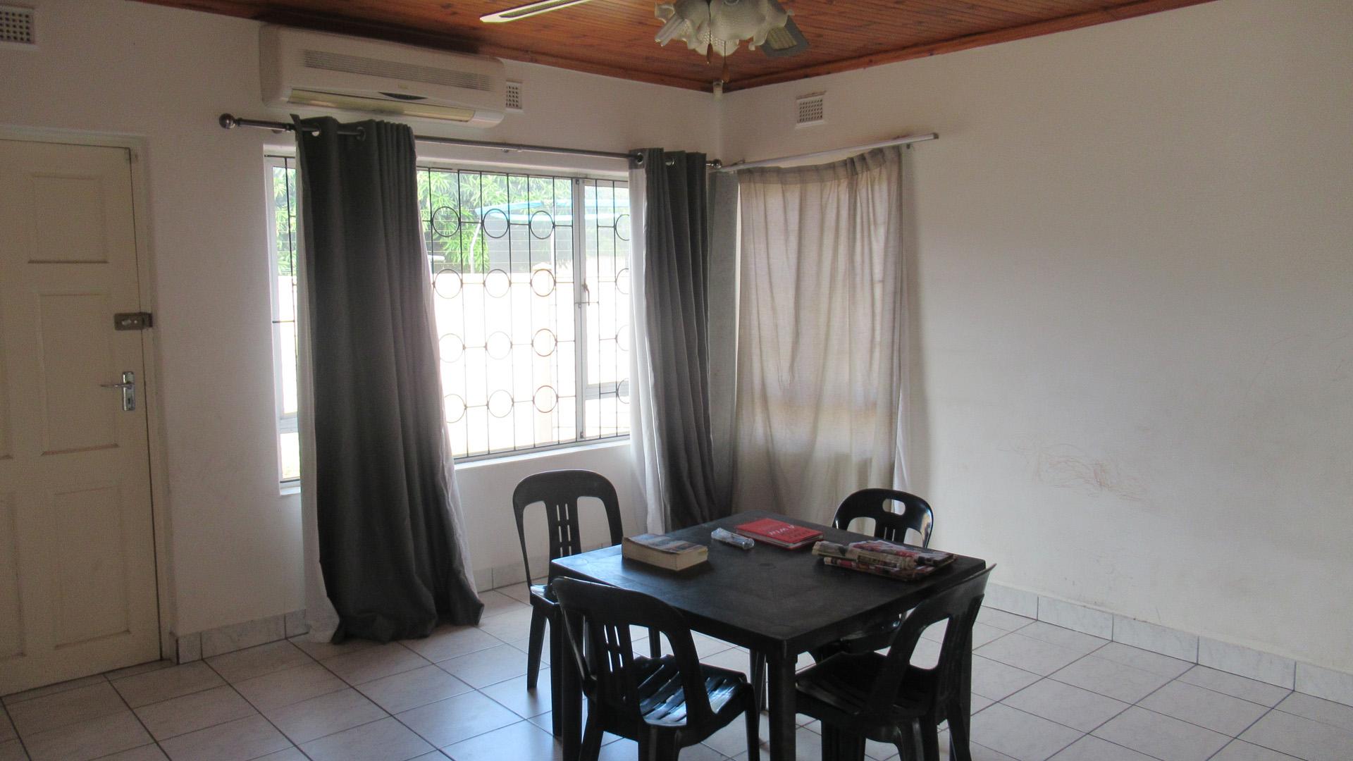 Lounges - 16 square meters of property in Wild En Weide