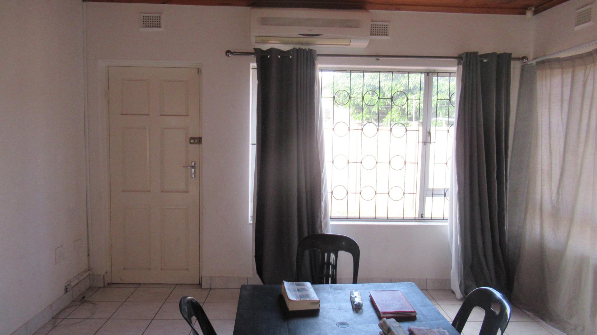 Lounges - 16 square meters of property in Wild En Weide