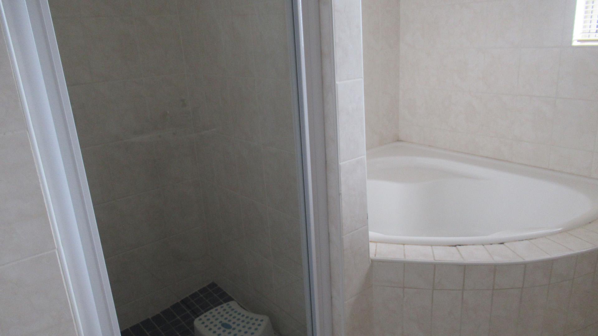 Bathroom 1 - 8 square meters of property in Wild En Weide