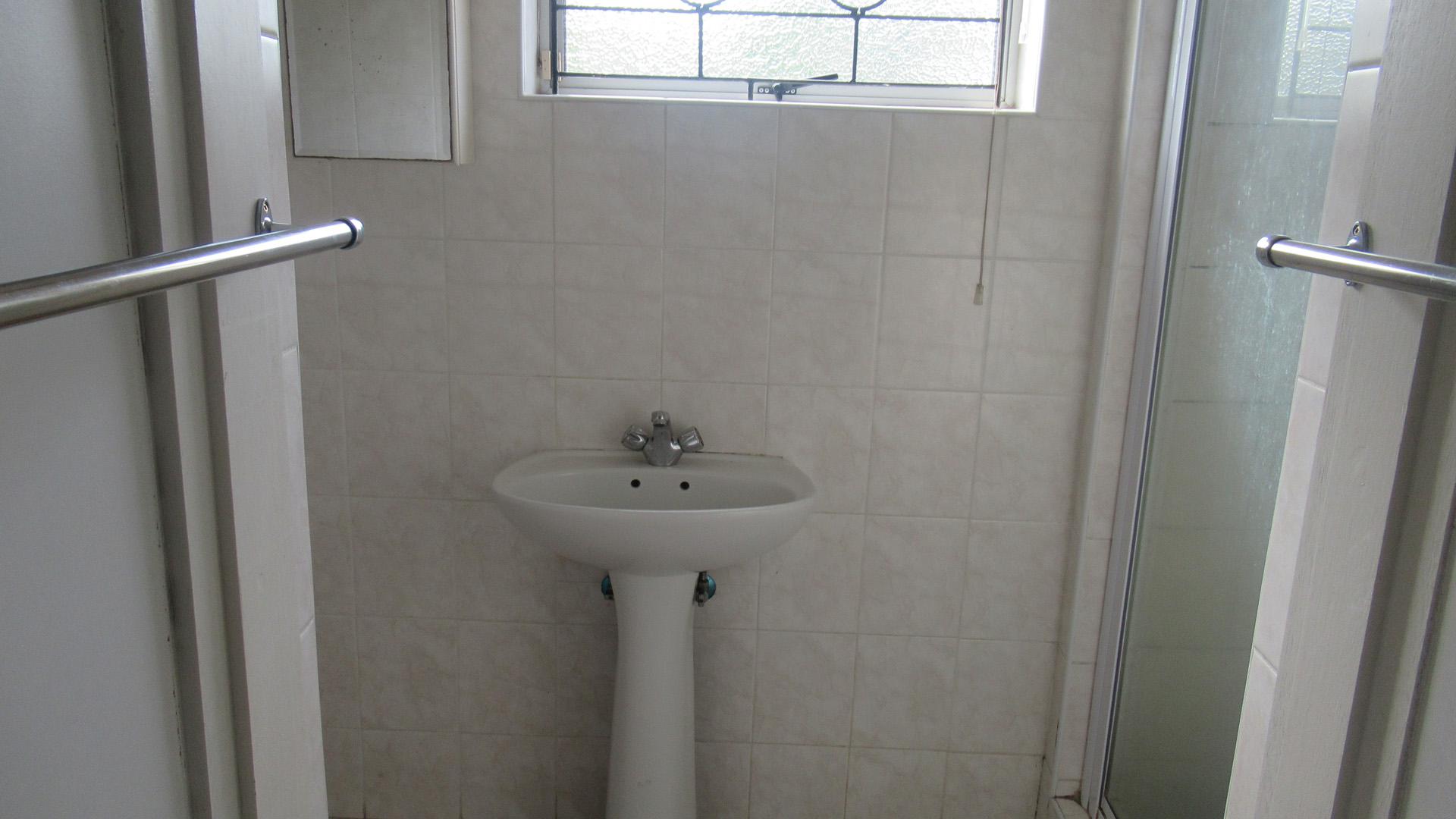 Main Bathroom - 4 square meters of property in Wild En Weide