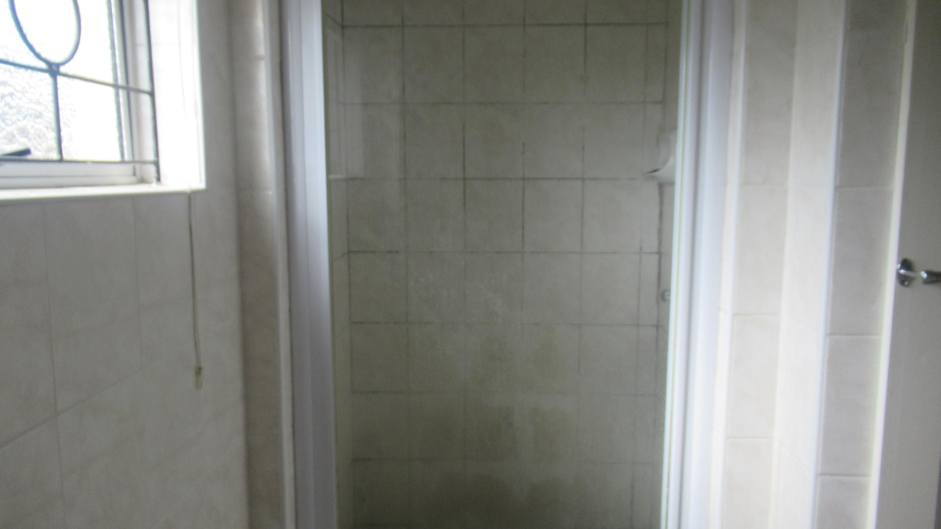 Main Bathroom - 4 square meters of property in Wild En Weide