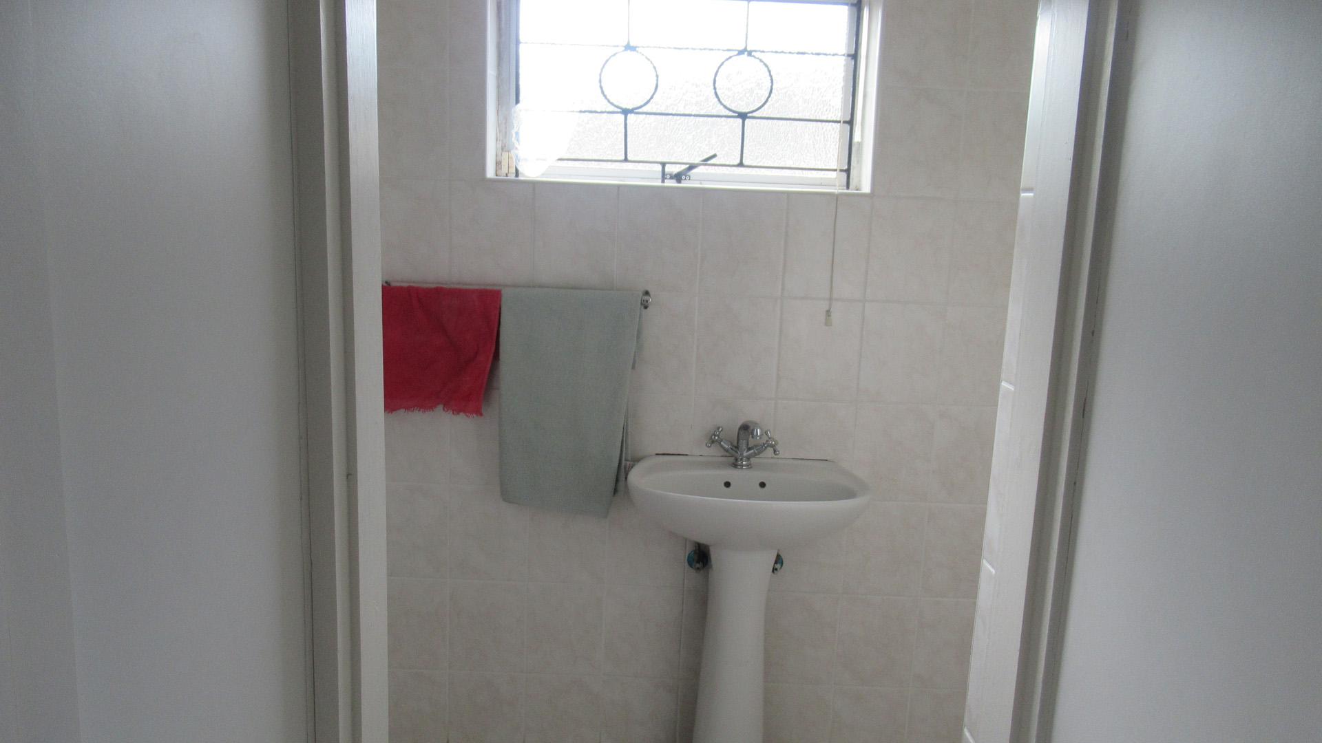 Bathroom 2 - 3 square meters of property in Wild En Weide