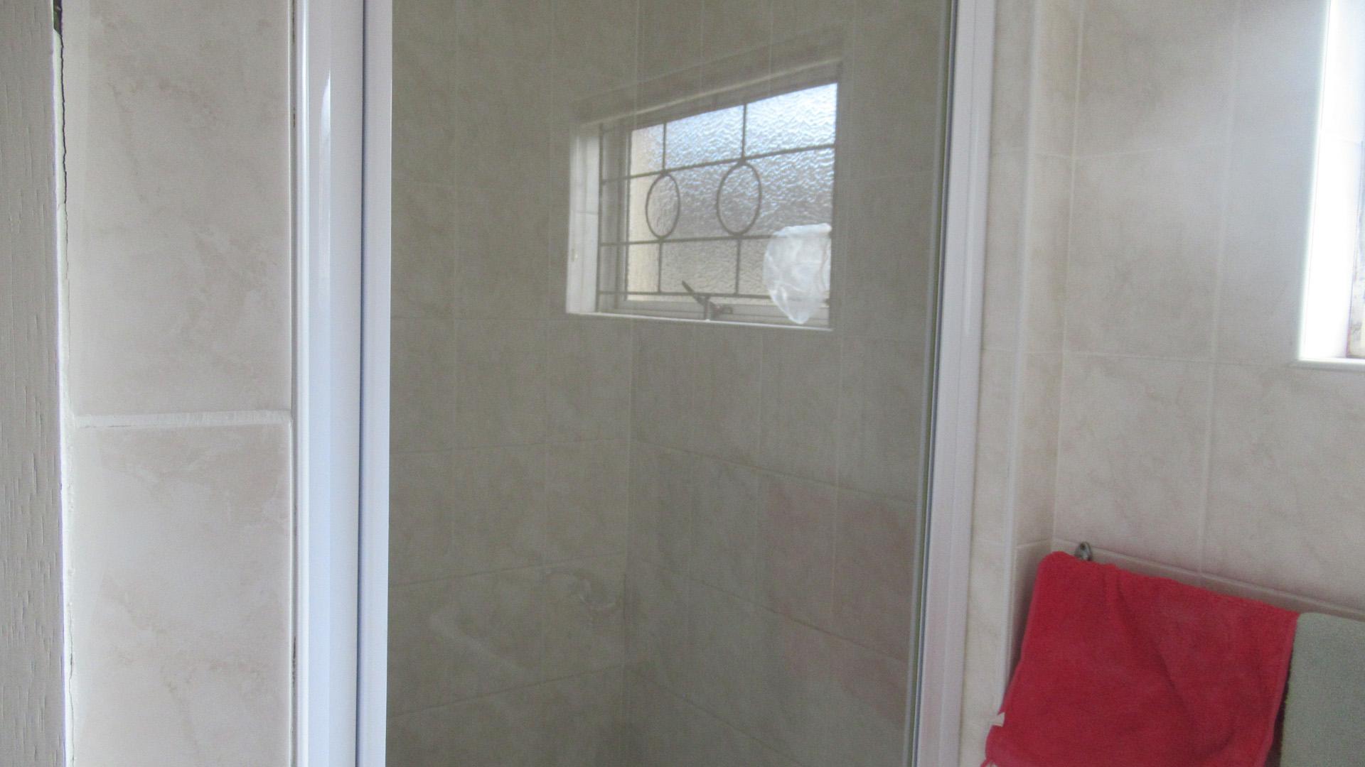 Bathroom 2 - 3 square meters of property in Wild En Weide