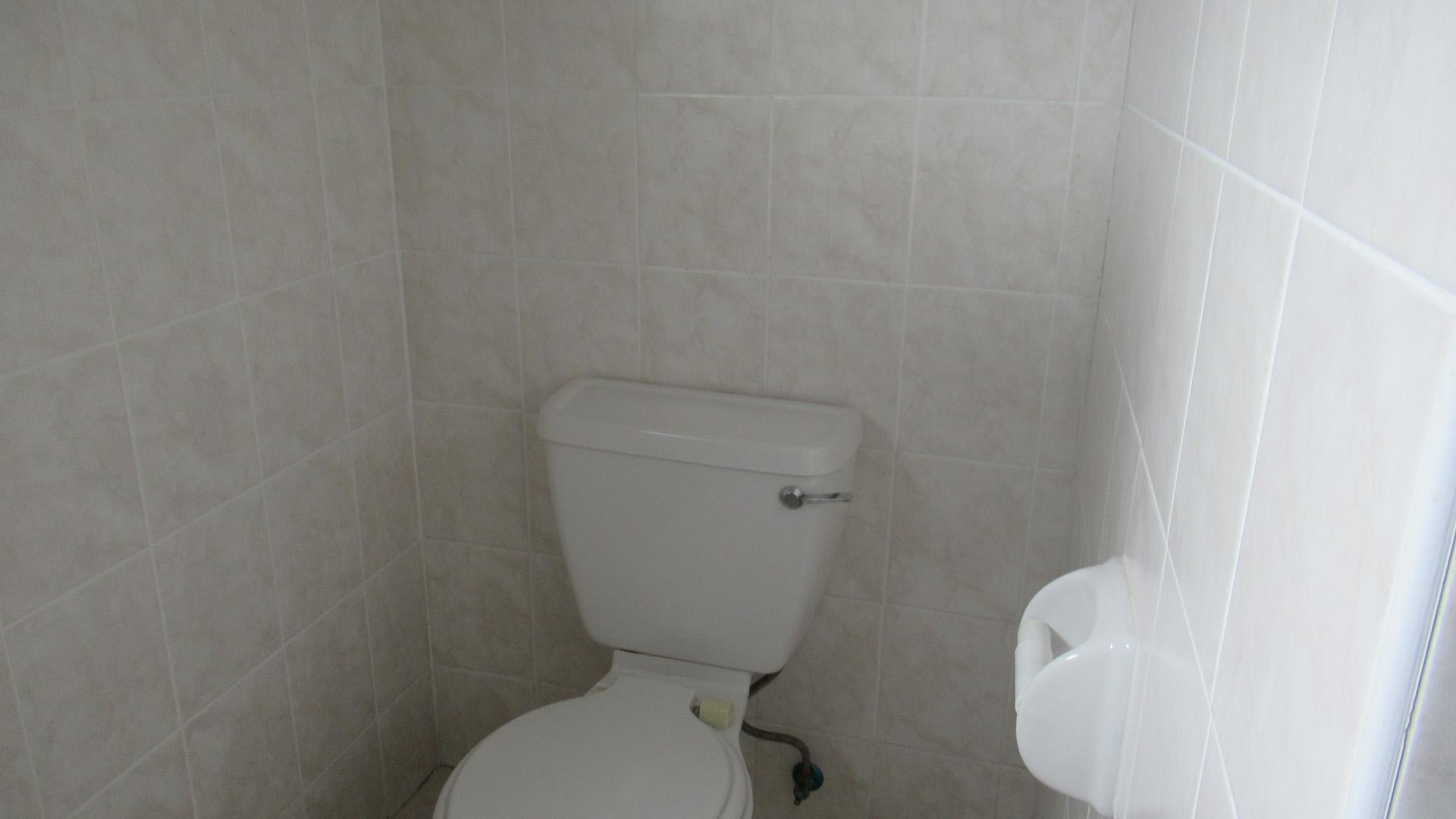 Bathroom 2 - 3 square meters of property in Wild En Weide