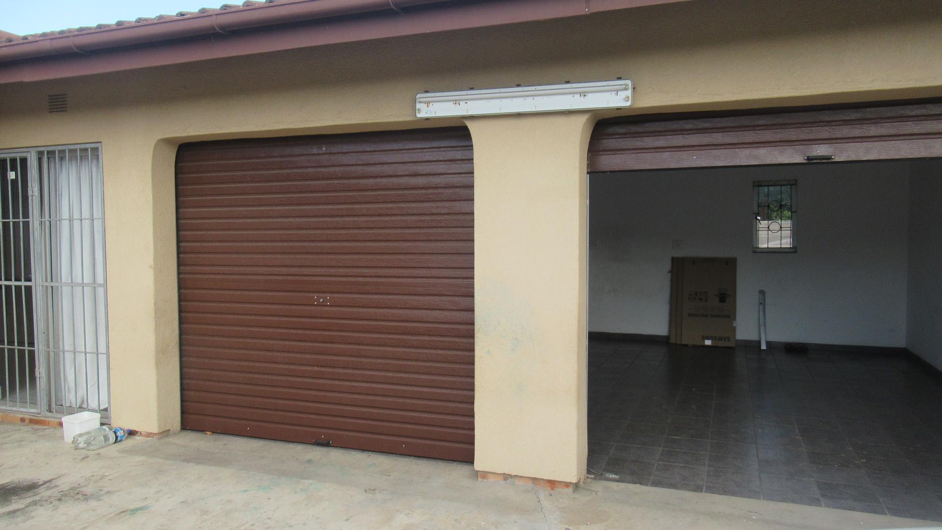 Front View of property in Wild En Weide