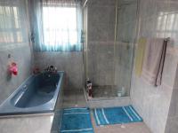 Bathroom 1 - 9 square meters of property in White City