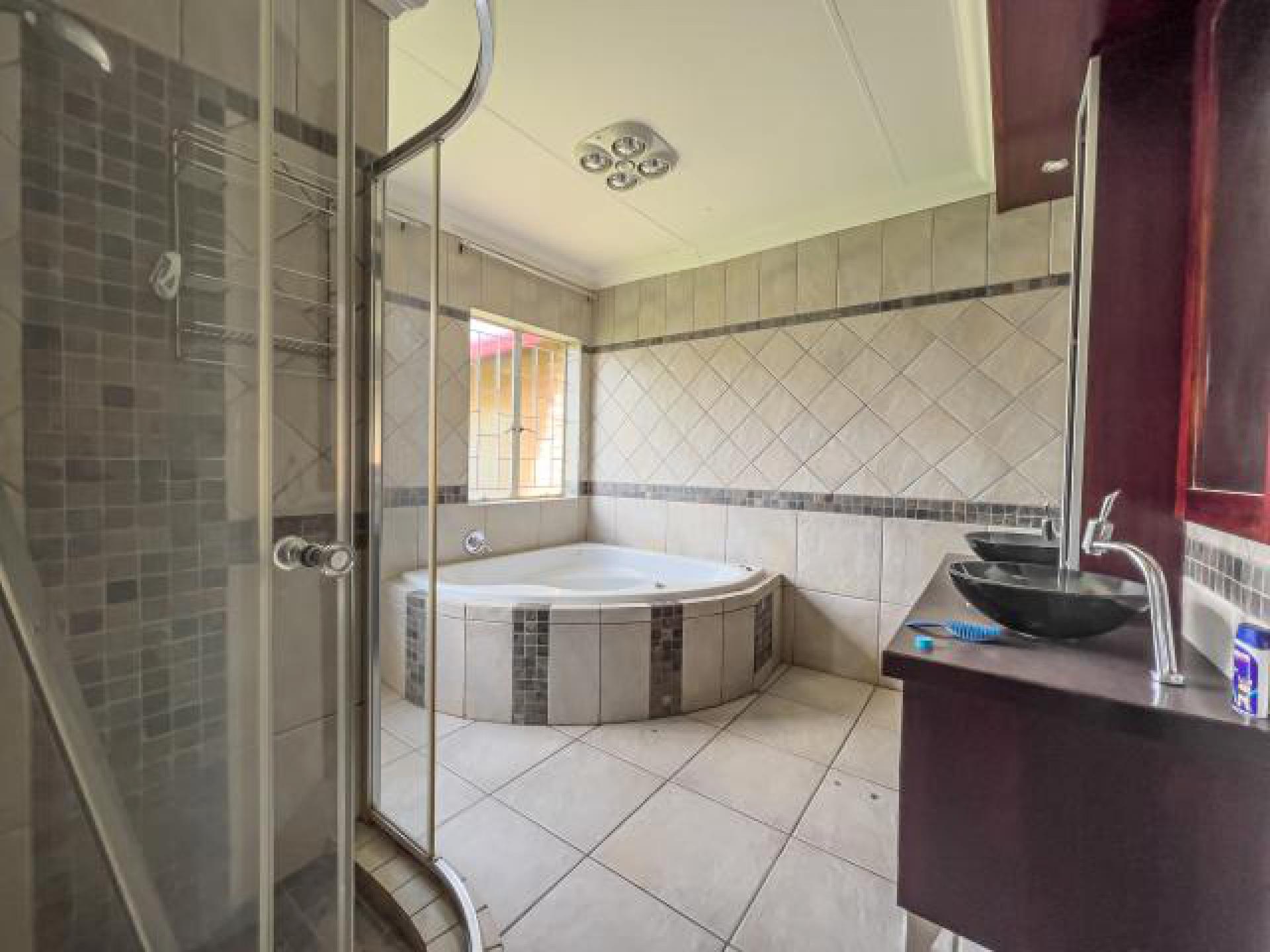 Main Bathroom of property in Moreletapark