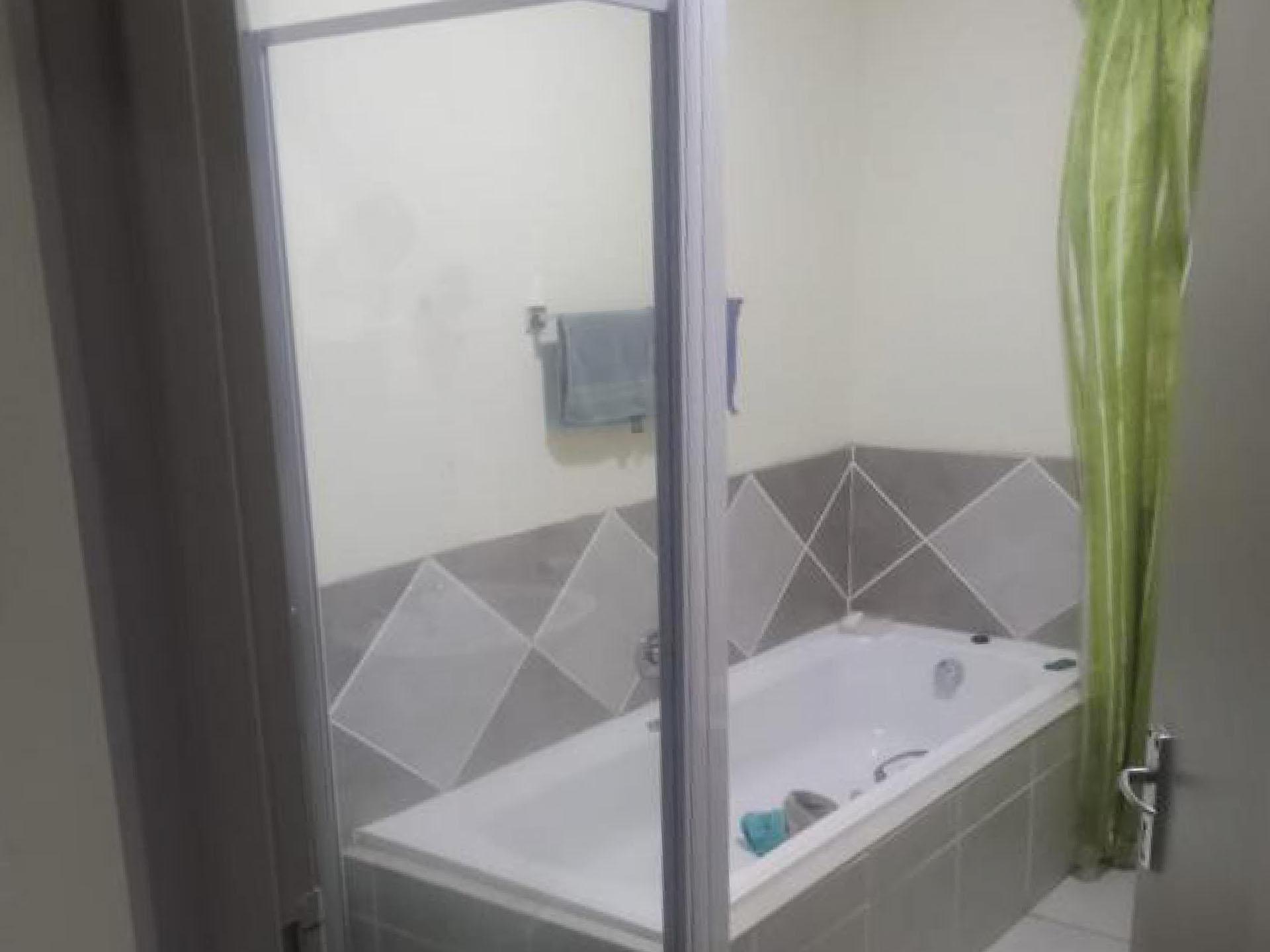 Bathroom 1 of property in Kellys View