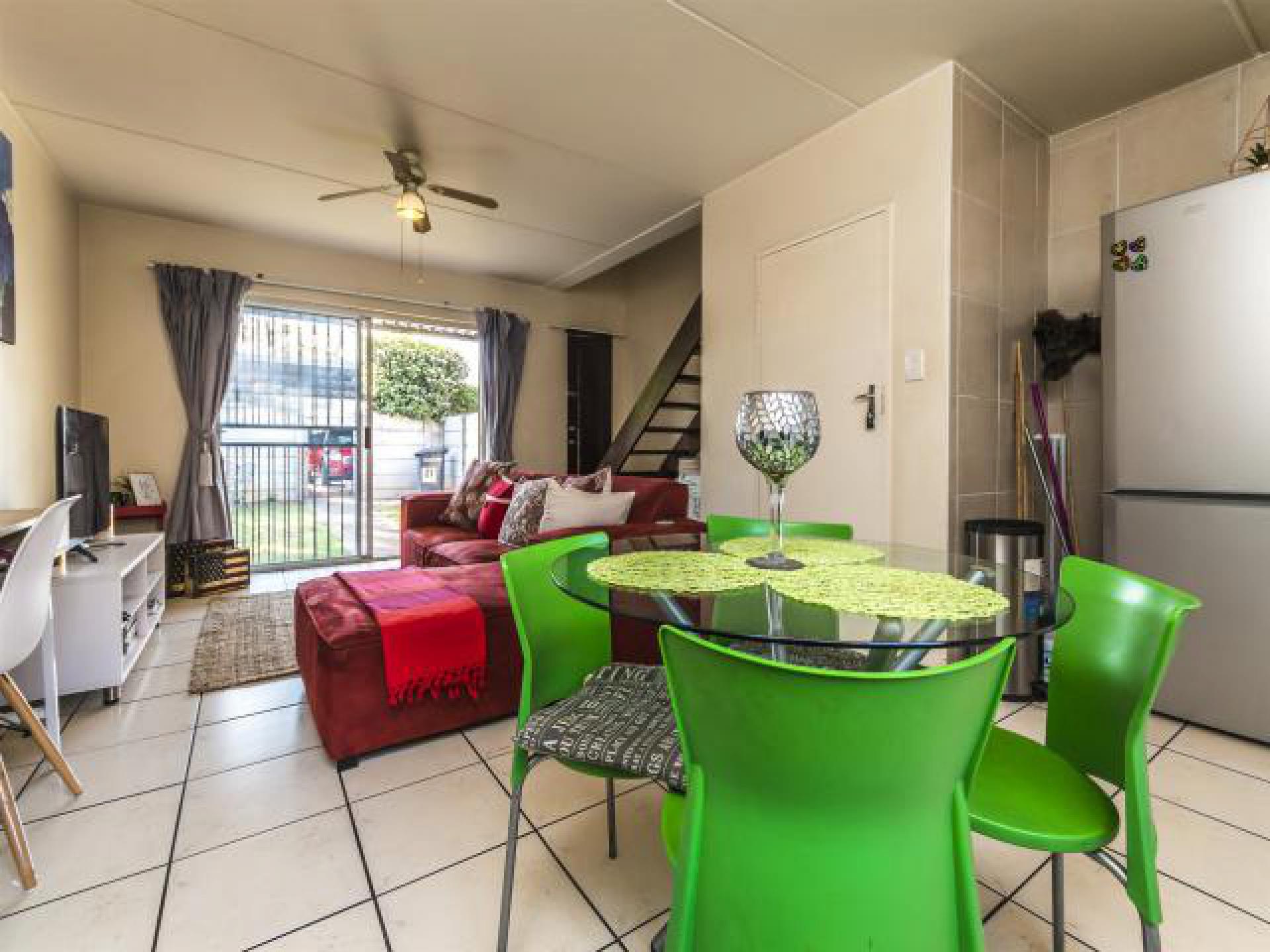 Kitchen - 13 square meters of property in Sonneglans