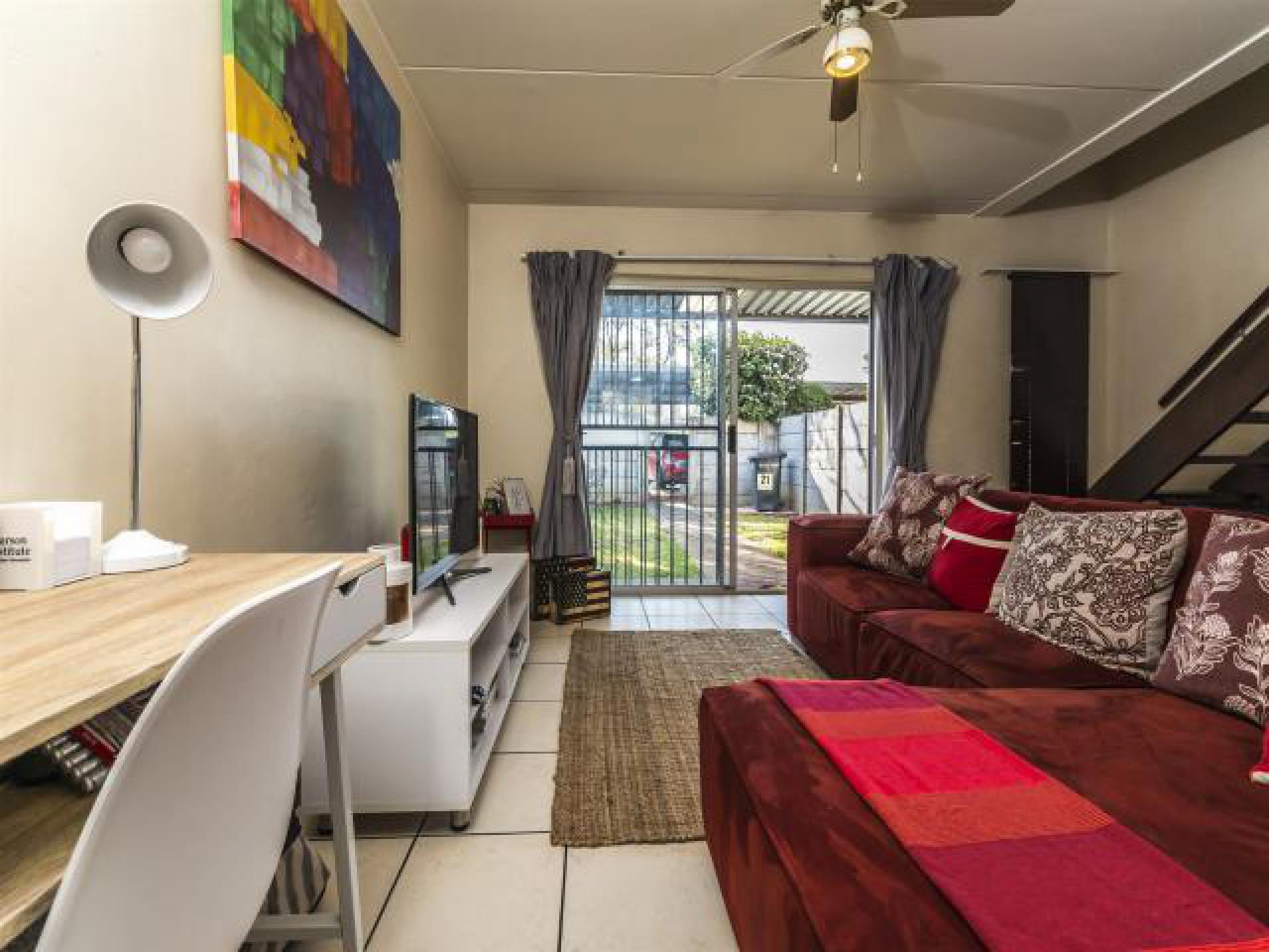 Lounges - 20 square meters of property in Sonneglans