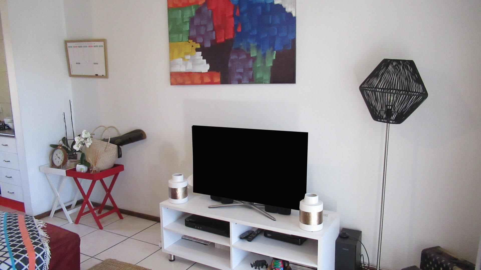 Lounges - 20 square meters of property in Sonneglans