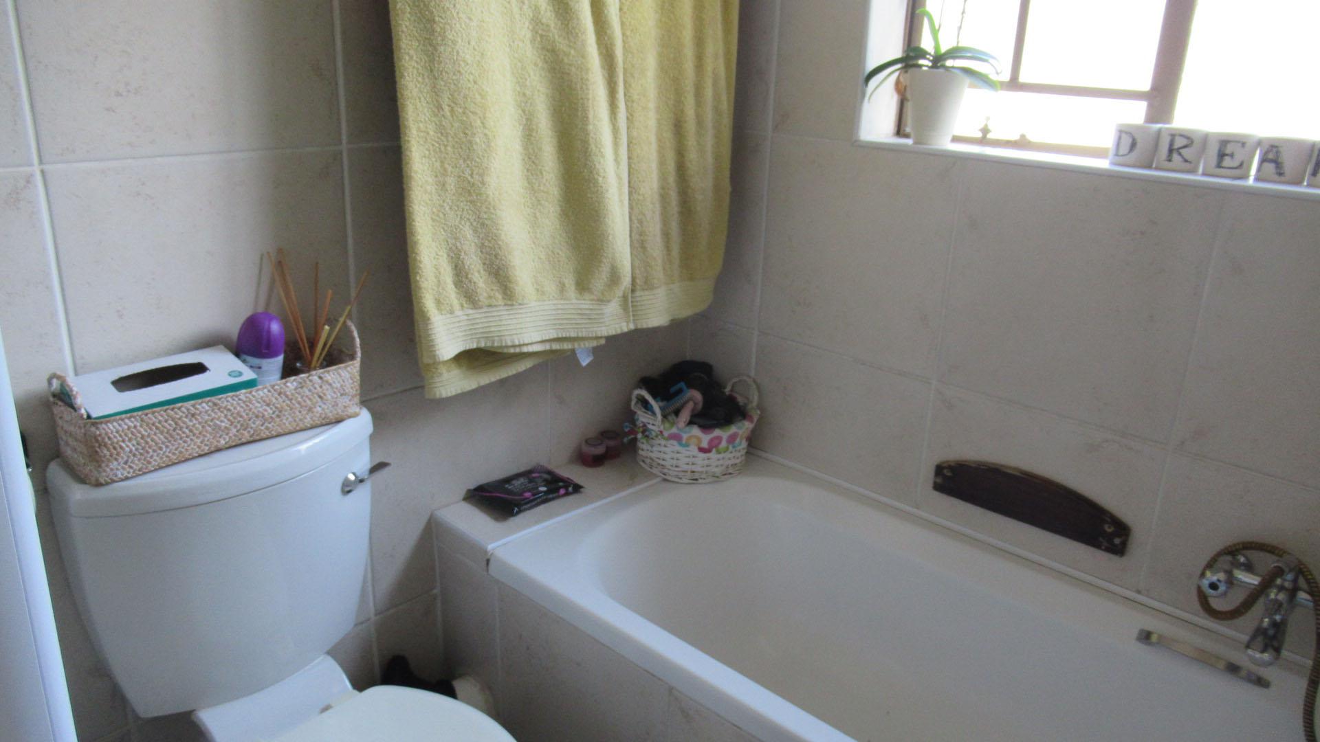Bathroom 1 - 5 square meters of property in Sonneglans