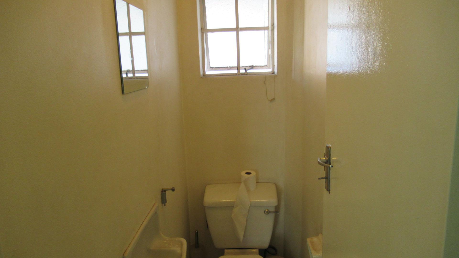 Guest Toilet - 4 square meters of property in Kew