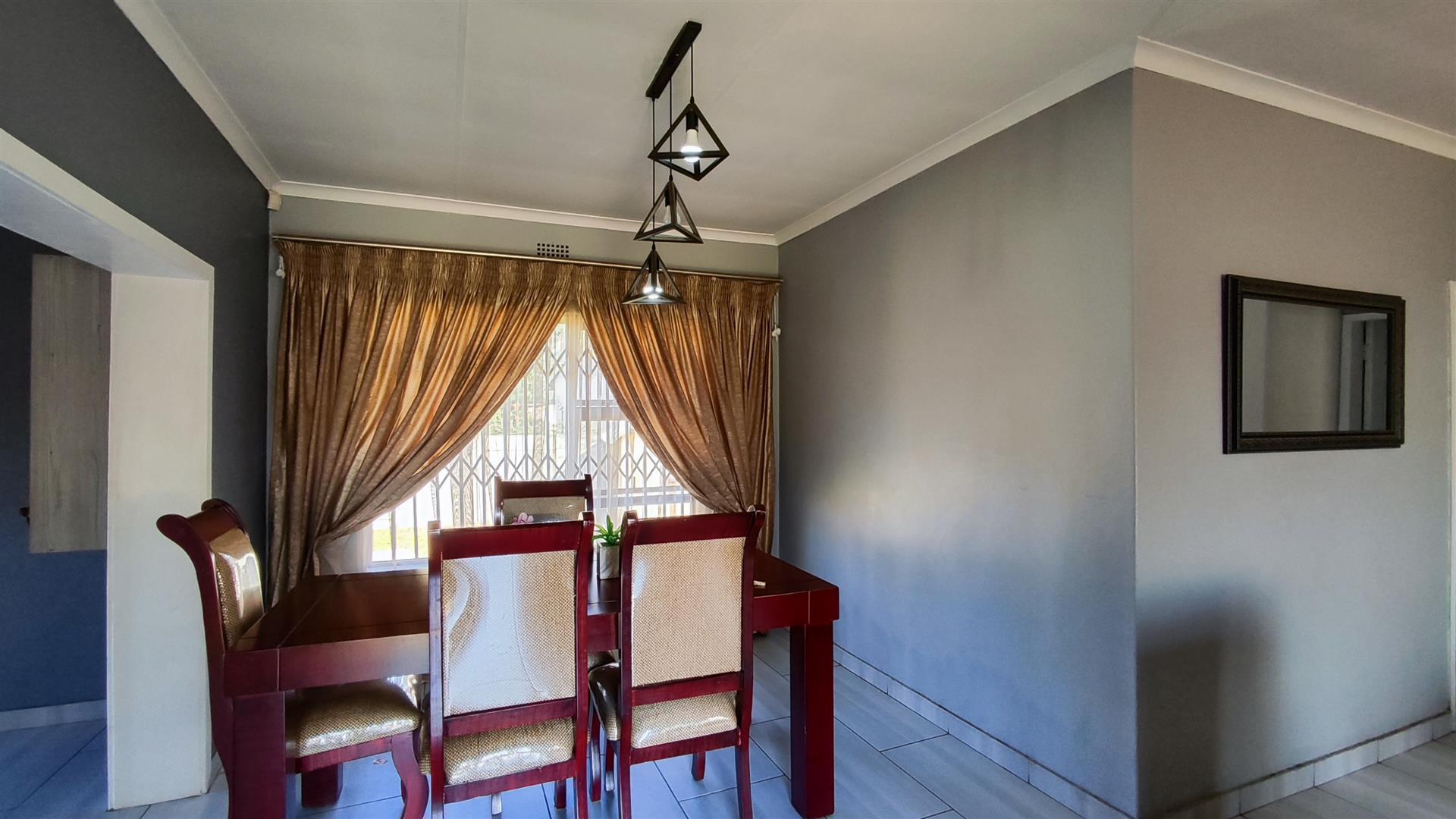 Dining Room - 11 square meters of property in Sharon Park