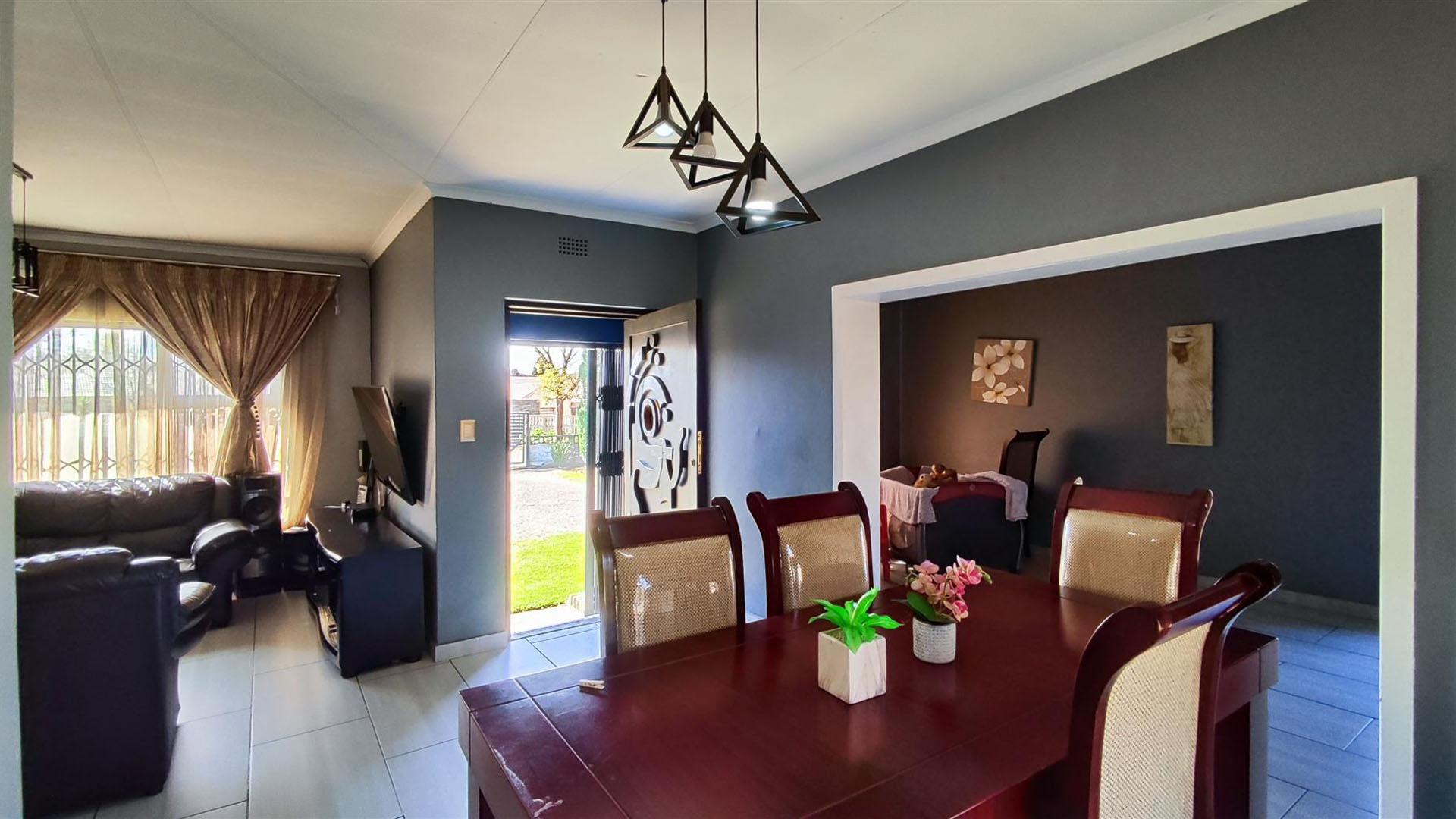Dining Room - 11 square meters of property in Sharon Park