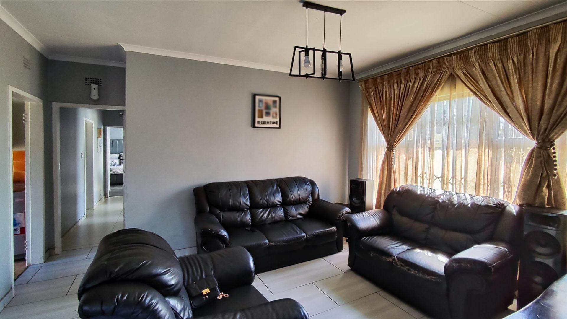 Lounges - 20 square meters of property in Sharon Park