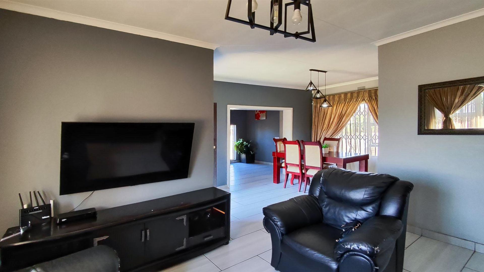 Lounges - 20 square meters of property in Sharon Park