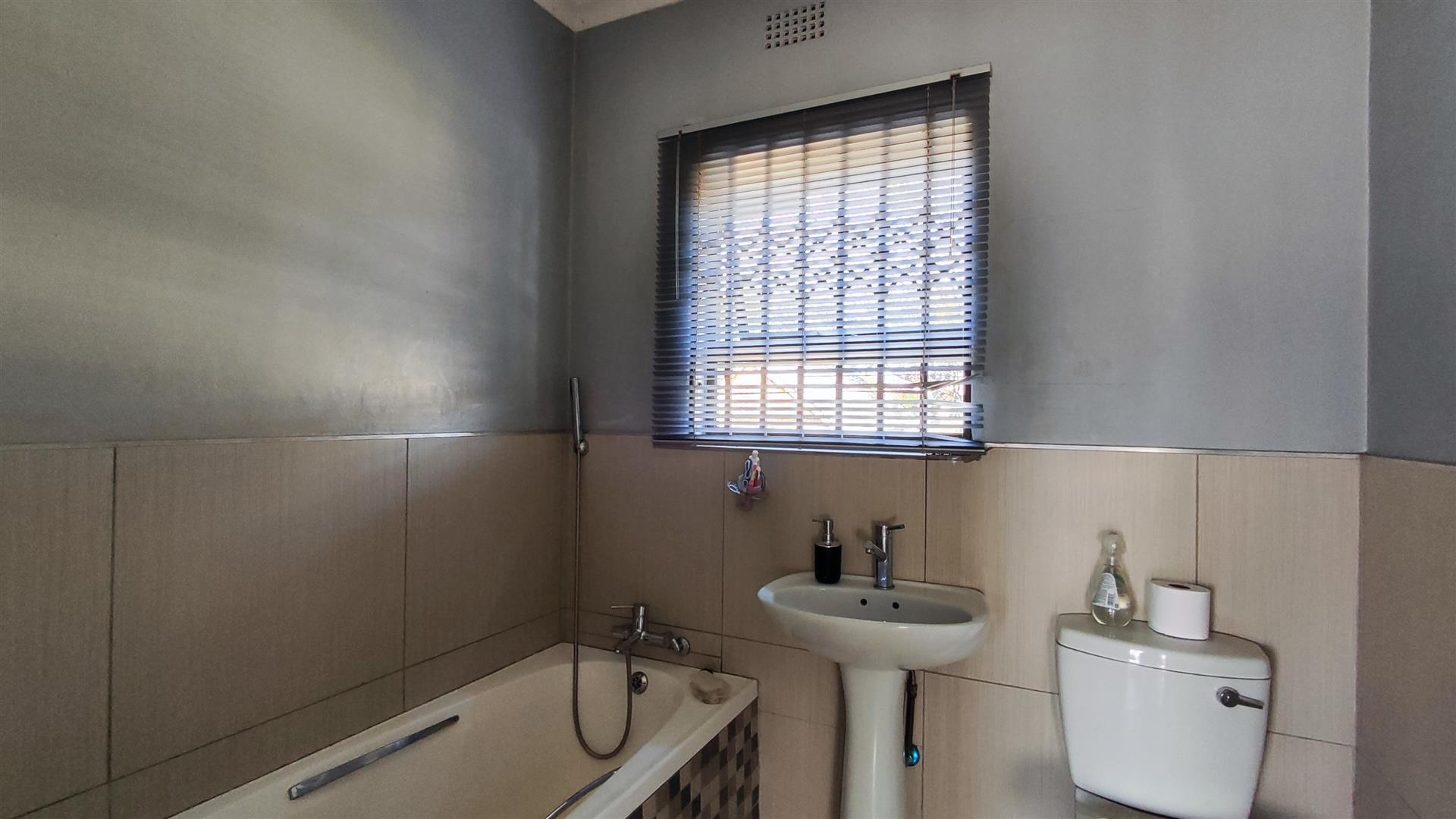 Bathroom 1 - 5 square meters of property in Sharon Park
