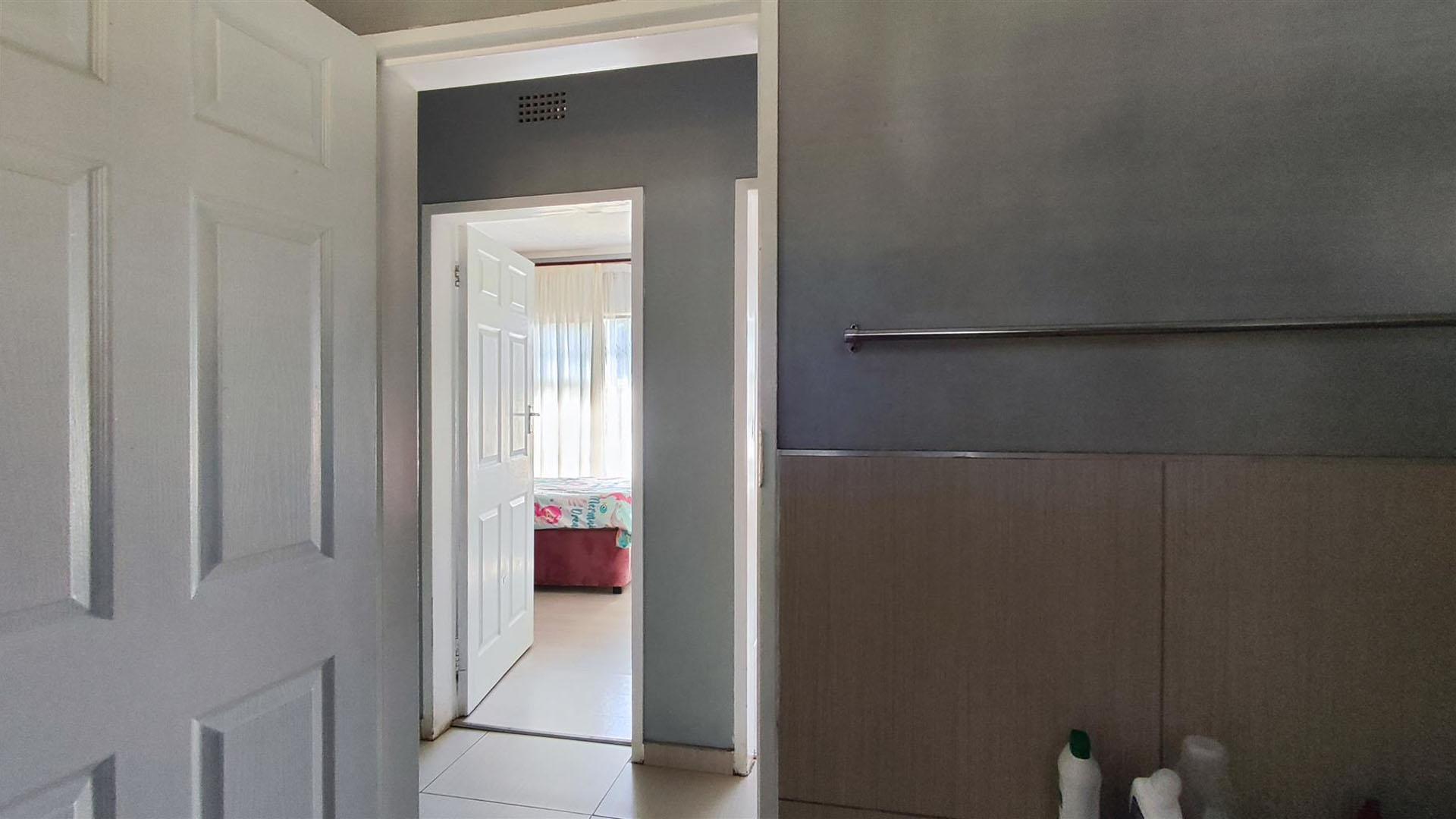 Bathroom 1 - 5 square meters of property in Sharon Park