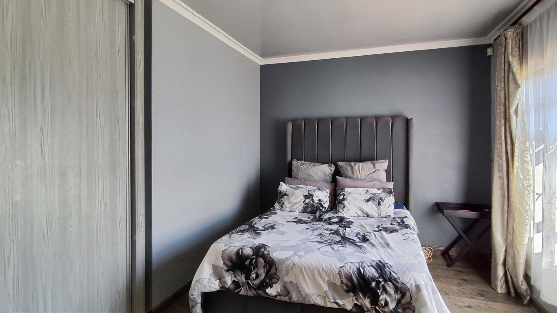 Main Bedroom - 19 square meters of property in Sharon Park