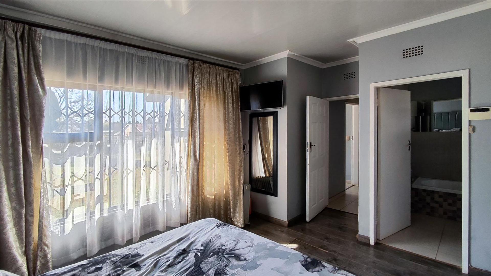 Main Bedroom - 19 square meters of property in Sharon Park