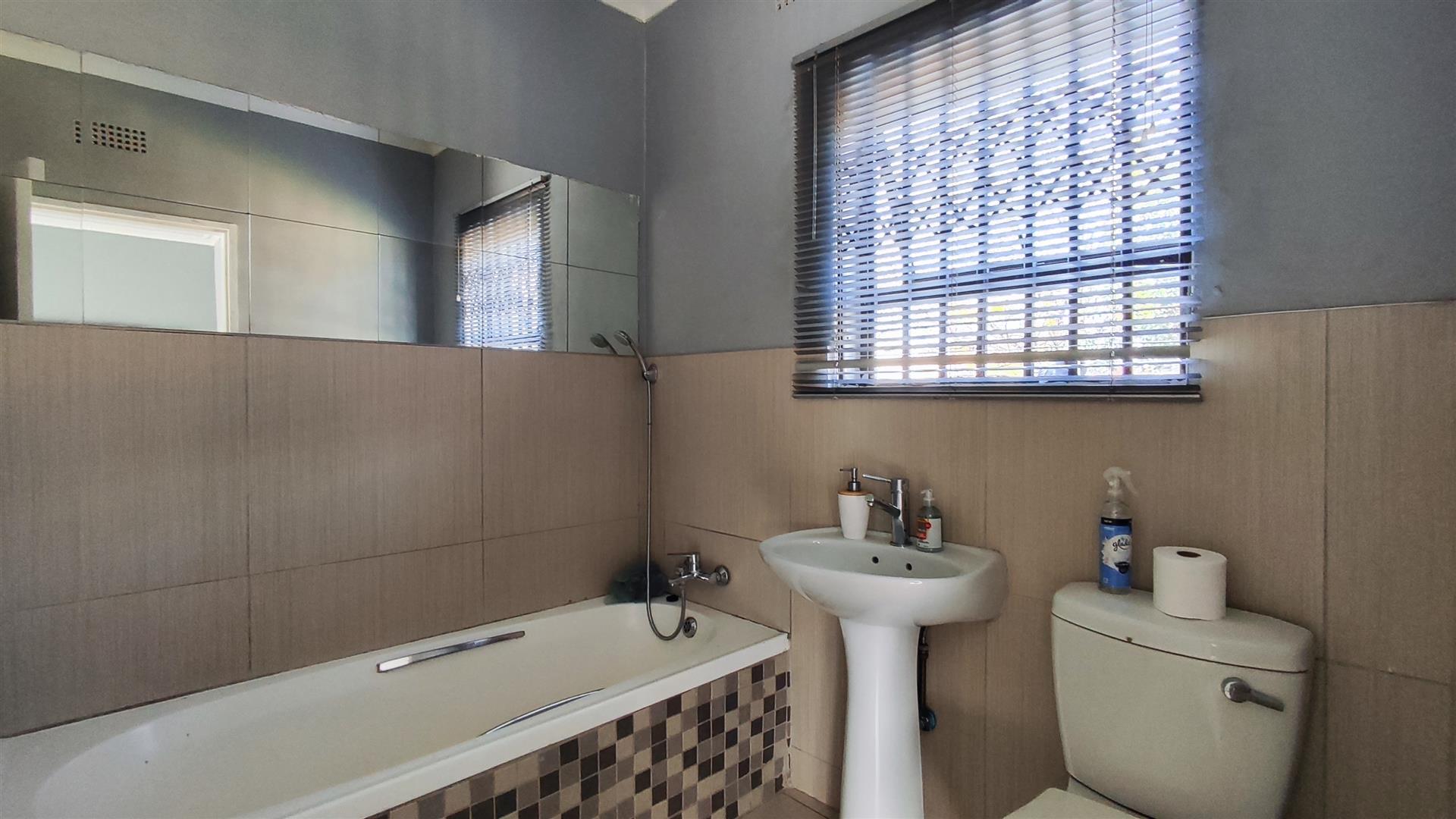 Main Bathroom - 5 square meters of property in Sharon Park