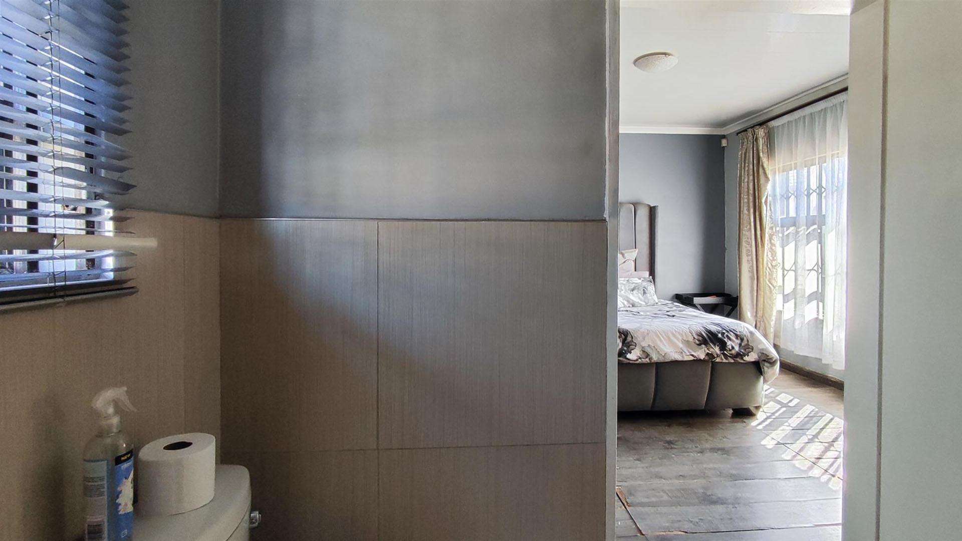 Main Bathroom - 5 square meters of property in Sharon Park