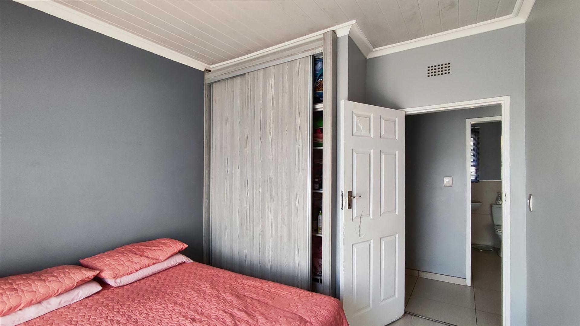 Bed Room 1 - 14 square meters of property in Sharon Park