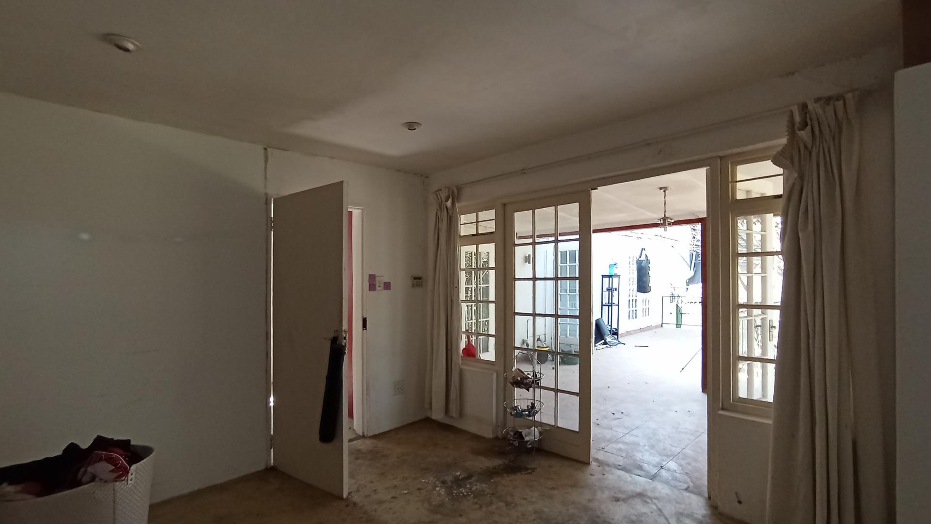 Lounges - 34 square meters of property in Westdene (JHB)