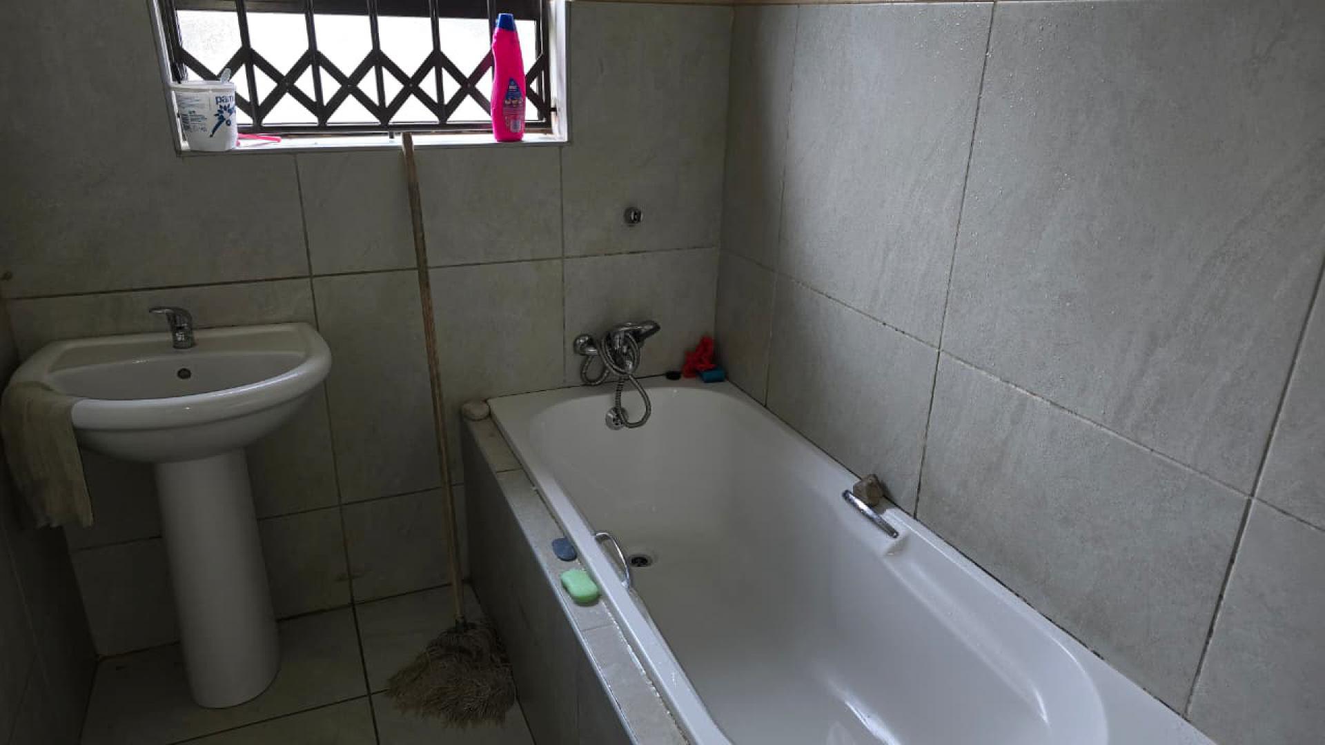 Bathroom 1 of property in Ellaton