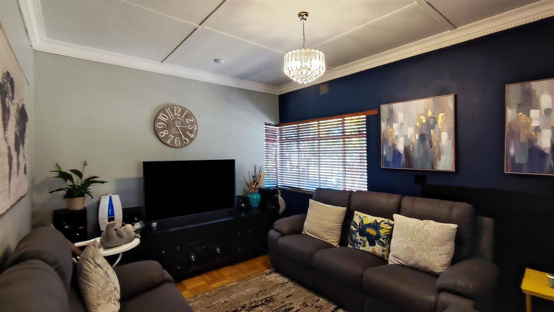 Lounges - 16 square meters of property in Symhurst