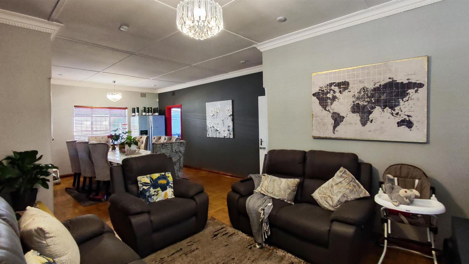 Lounges - 16 square meters of property in Symhurst