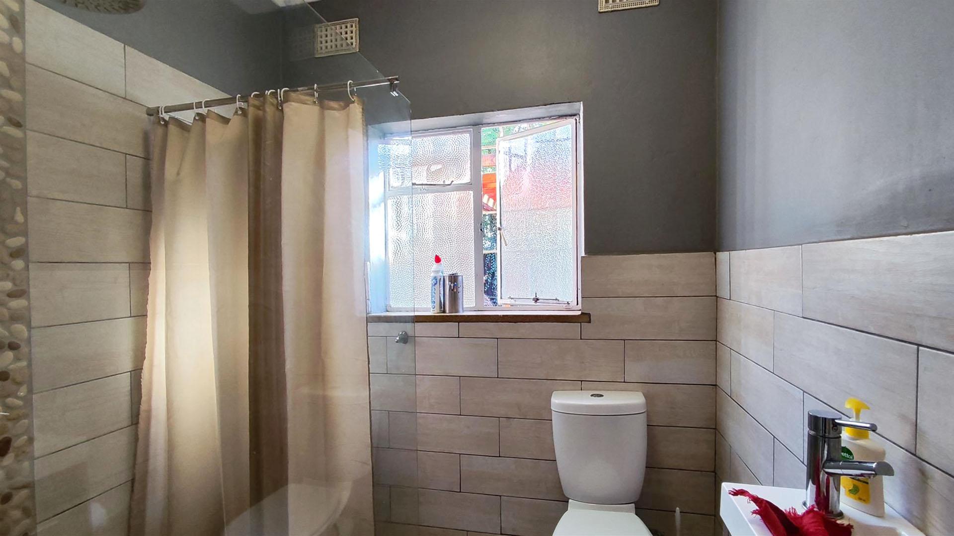 Bathroom 1 - 4 square meters of property in Symhurst