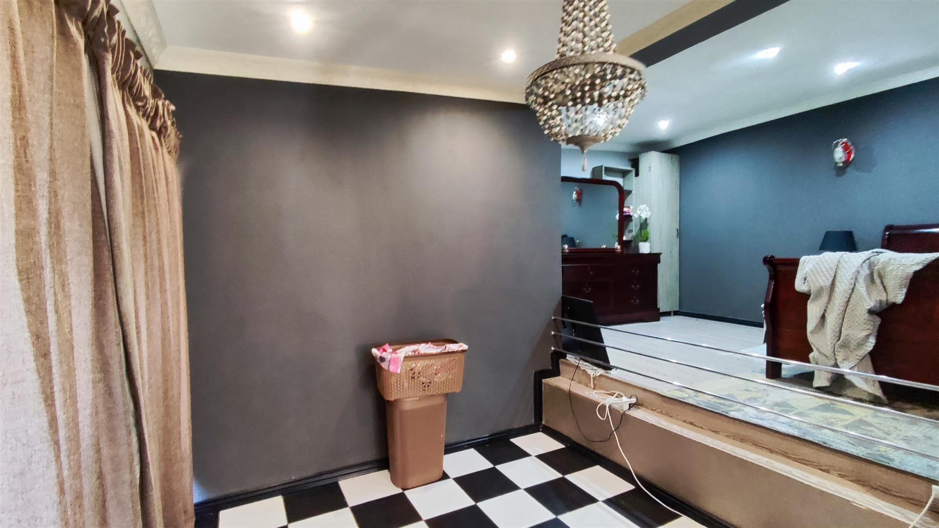 Main Bedroom - 39 square meters of property in Symhurst