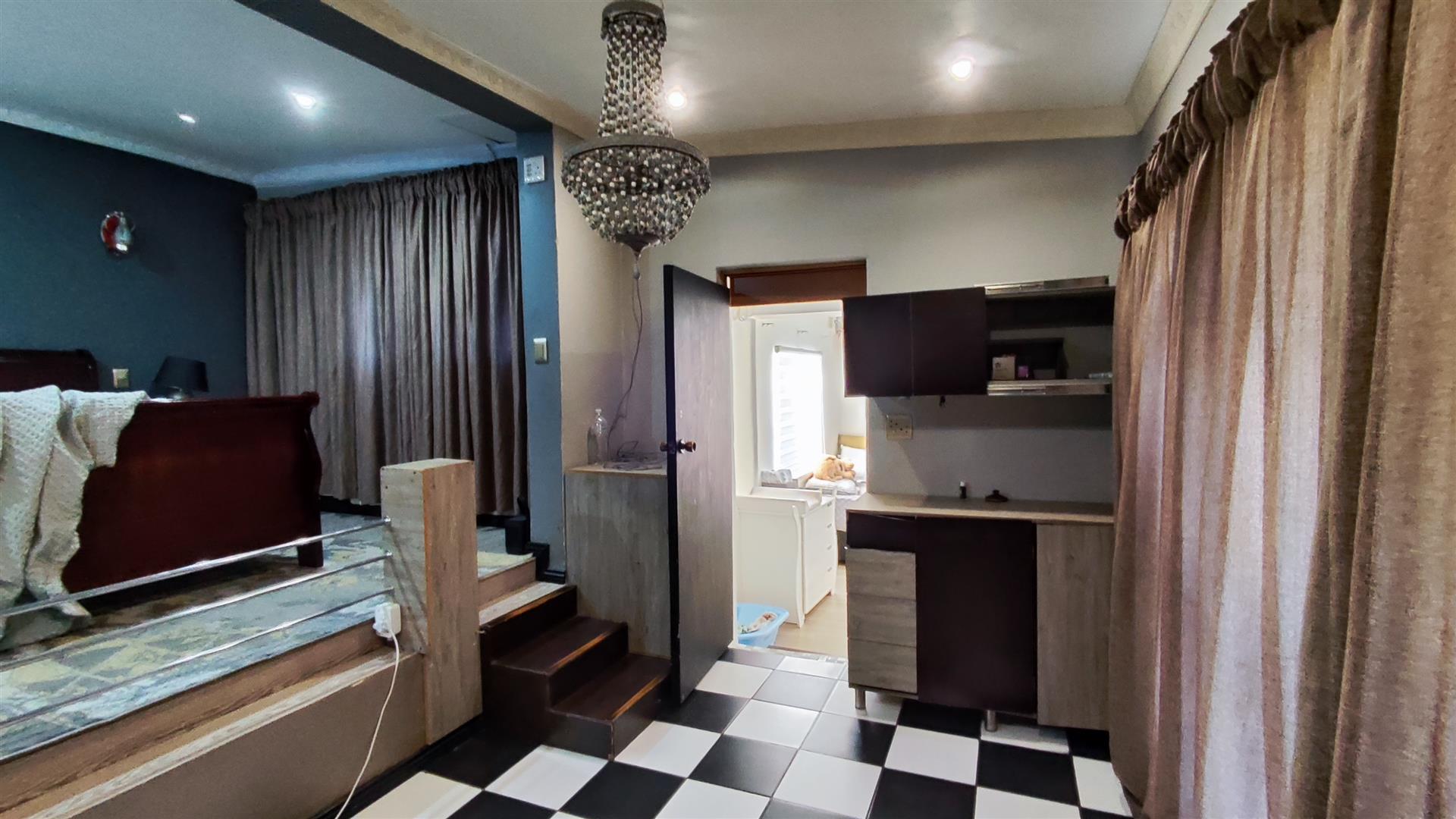 Main Bedroom - 39 square meters of property in Symhurst