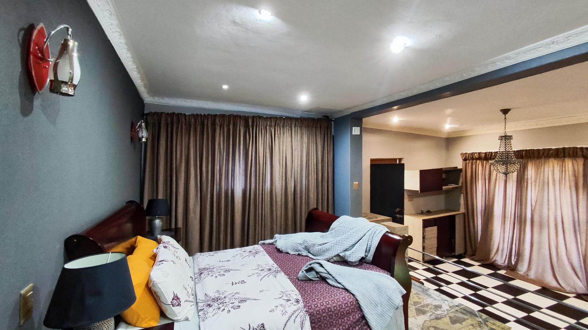 Main Bedroom - 39 square meters of property in Symhurst