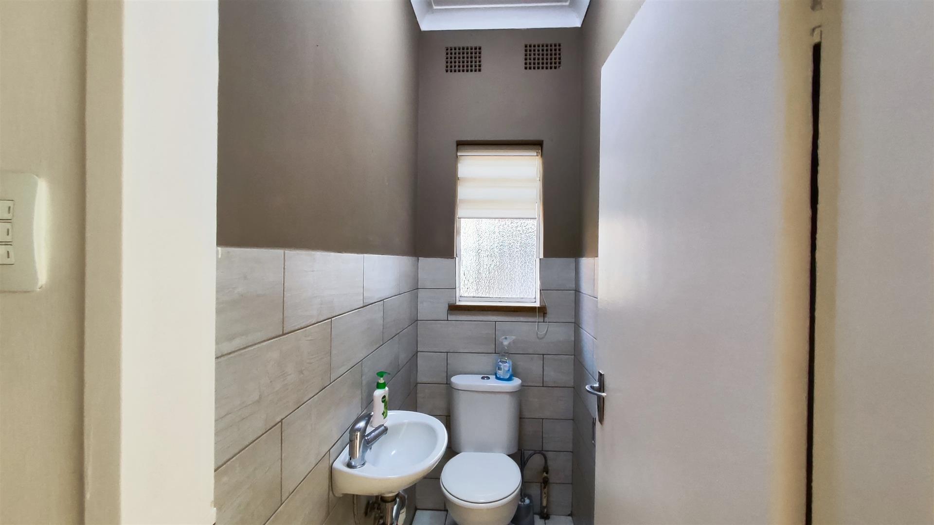 Guest Toilet - 2 square meters of property in Symhurst