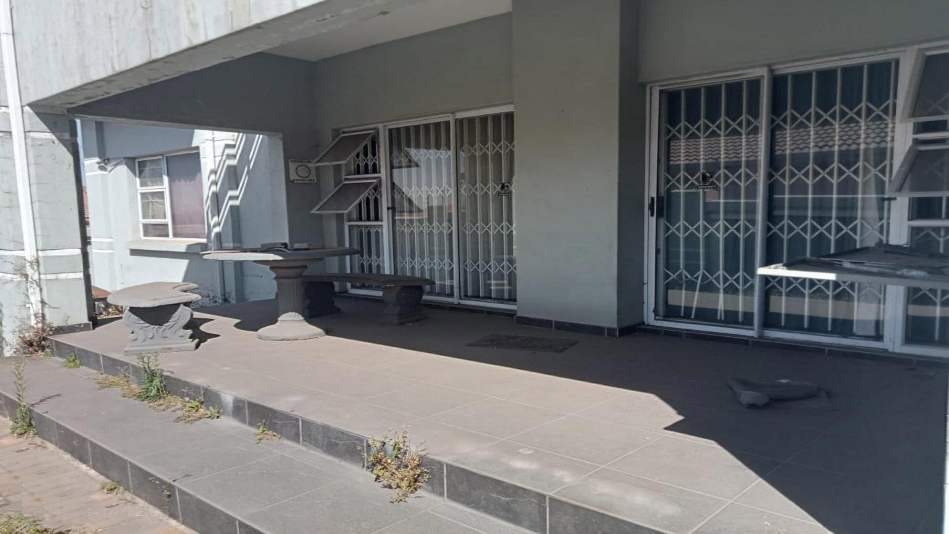 Patio of property in Aerorand