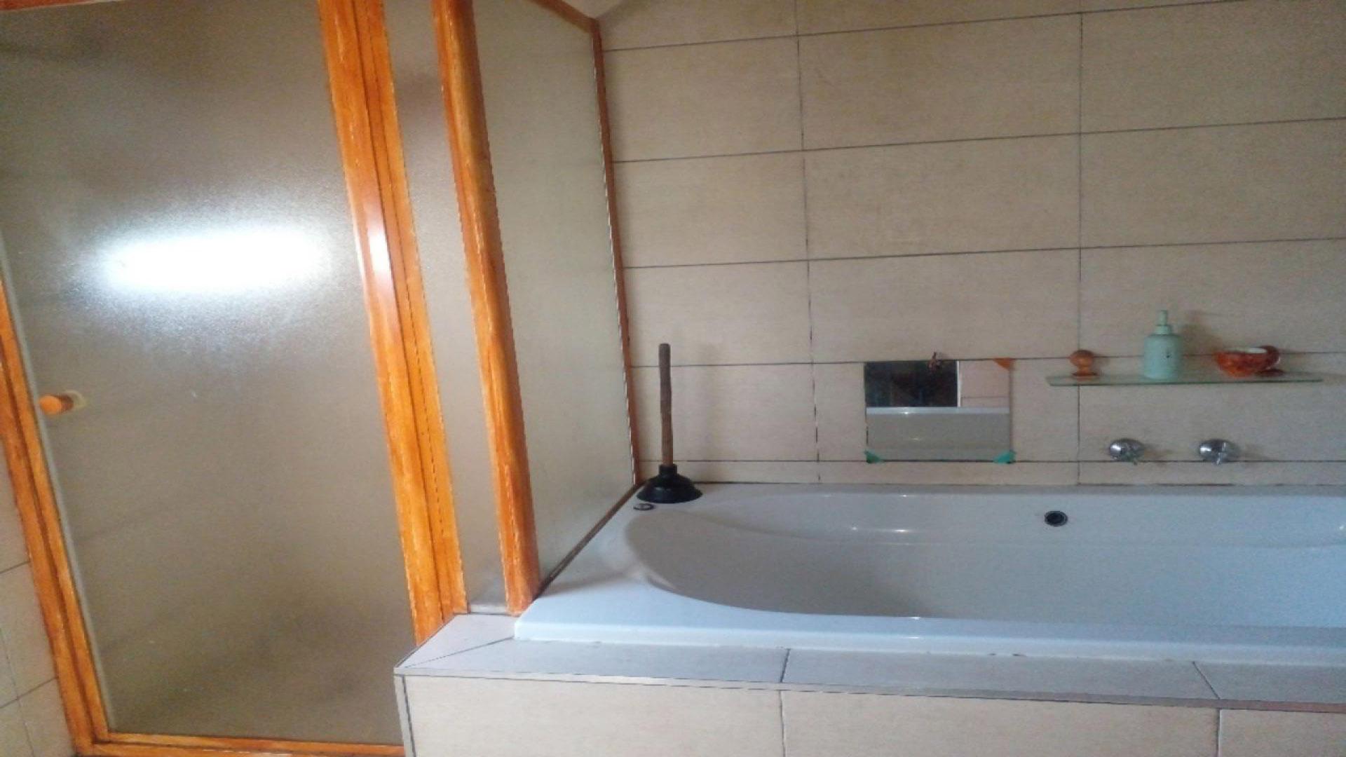 Bathroom 2 of property in Aerorand