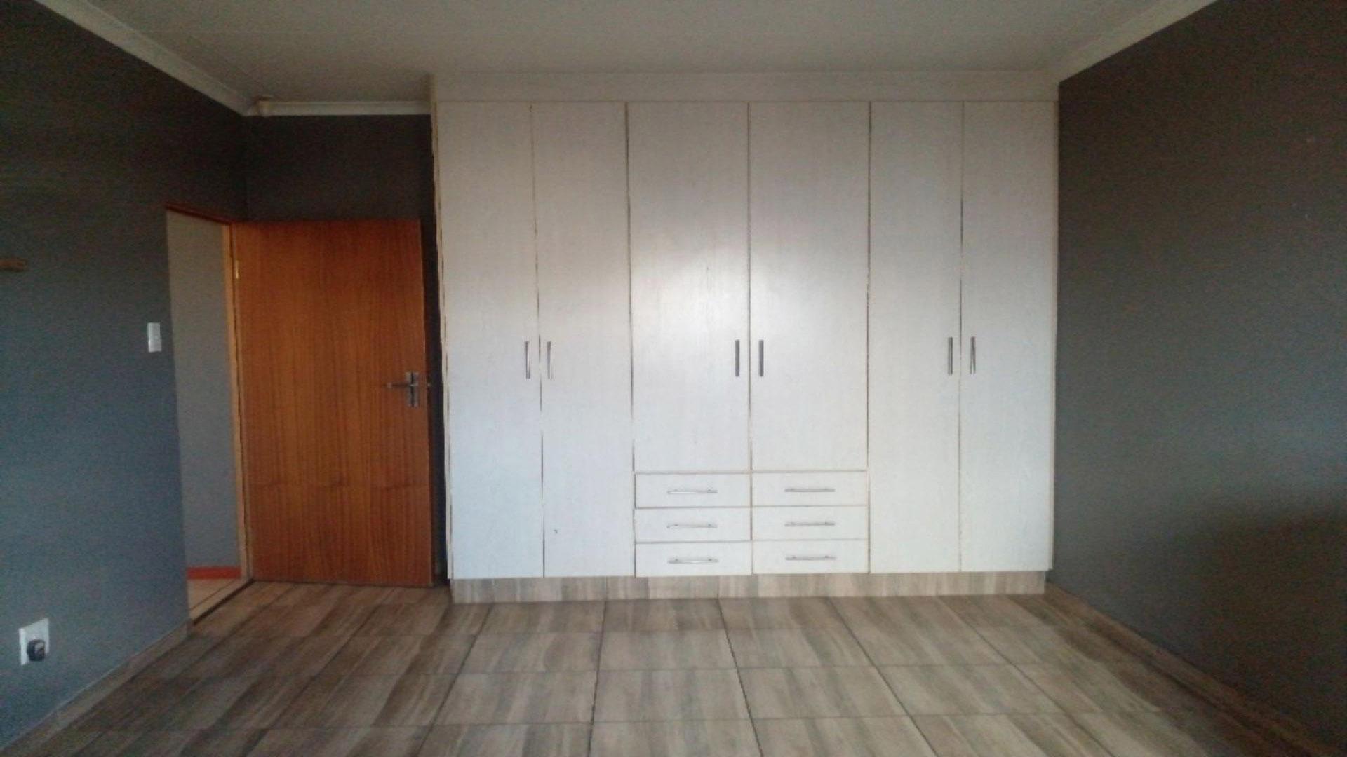 Bed Room 1 of property in Aerorand