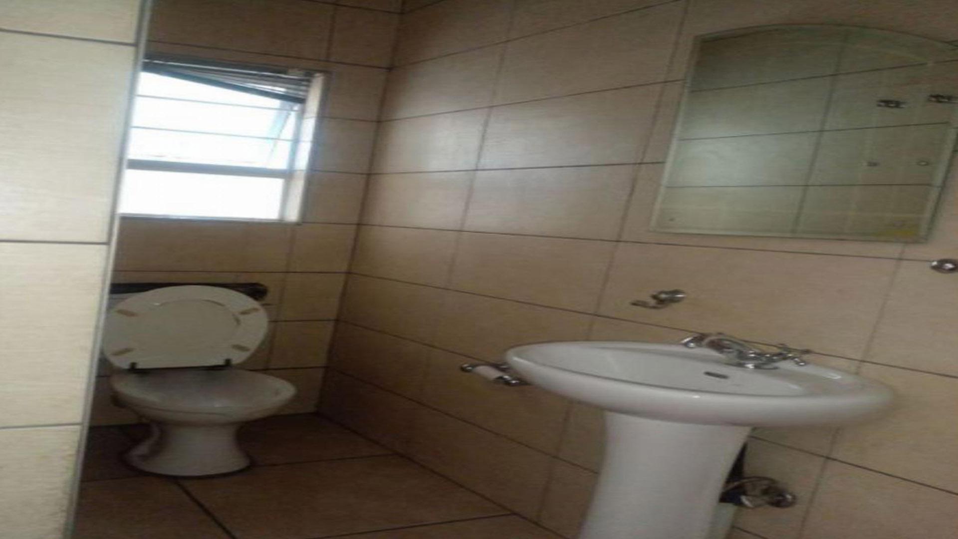 Bathroom 1 of property in Aerorand