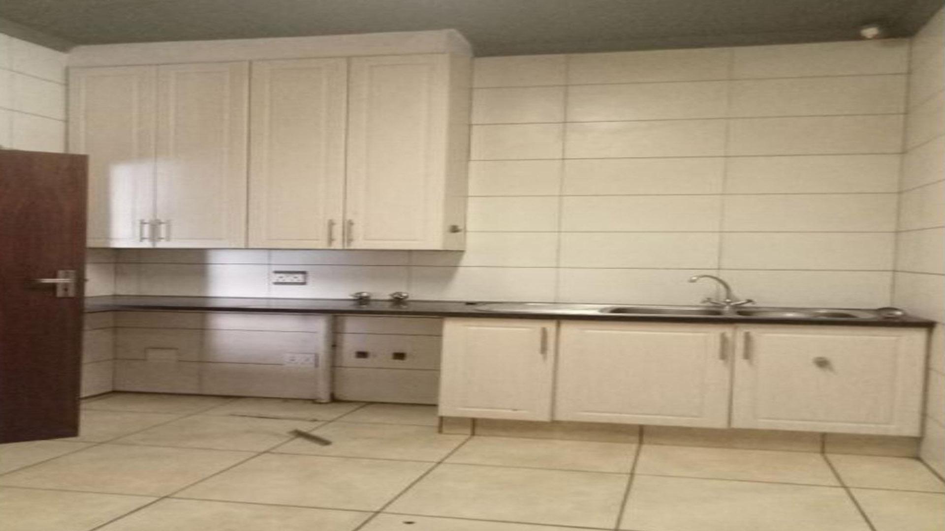 Kitchen of property in Aerorand