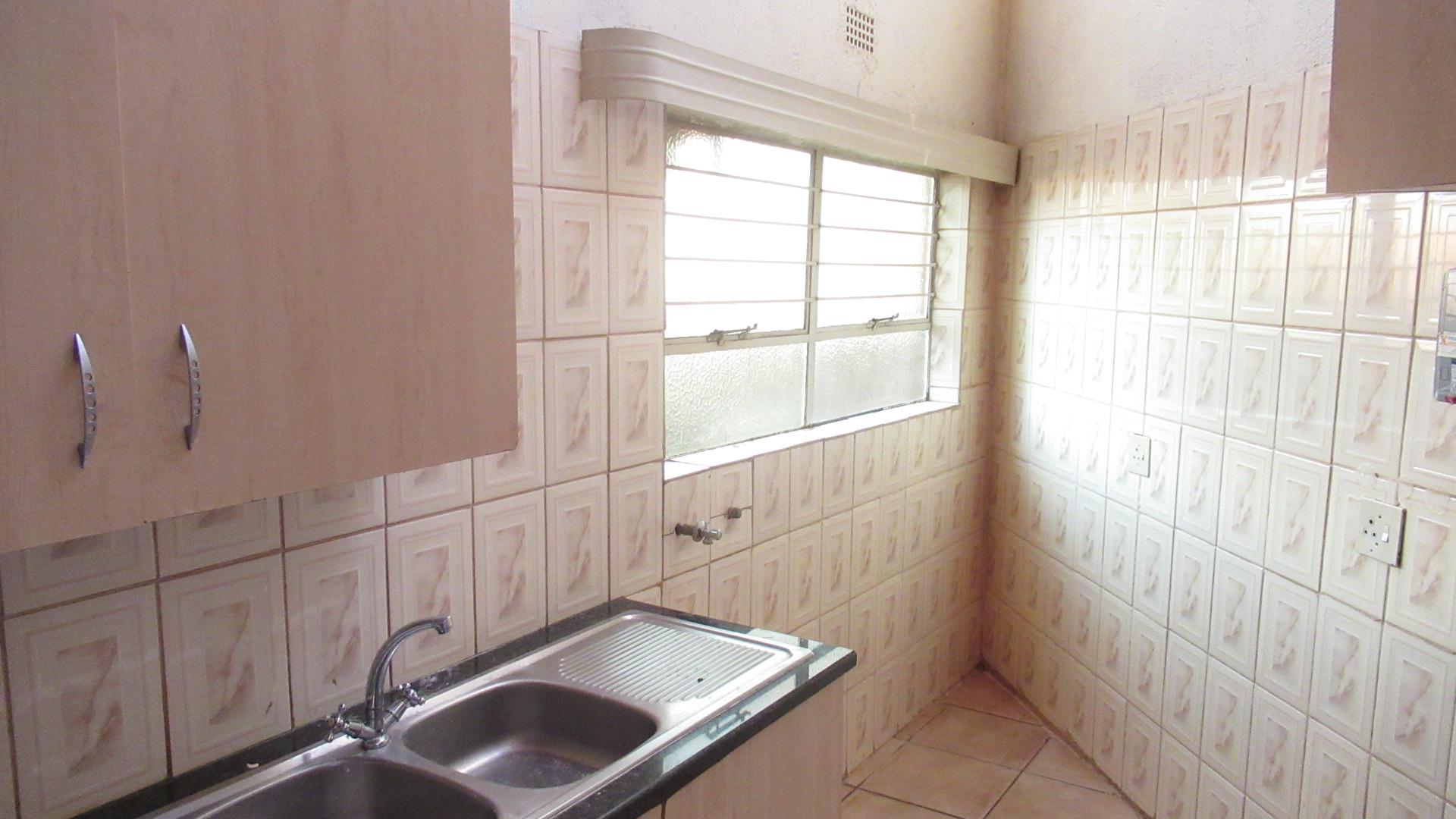 Kitchen - 16 square meters of property in Helikon Park