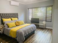 Main Bedroom of property in Barbeque Downs