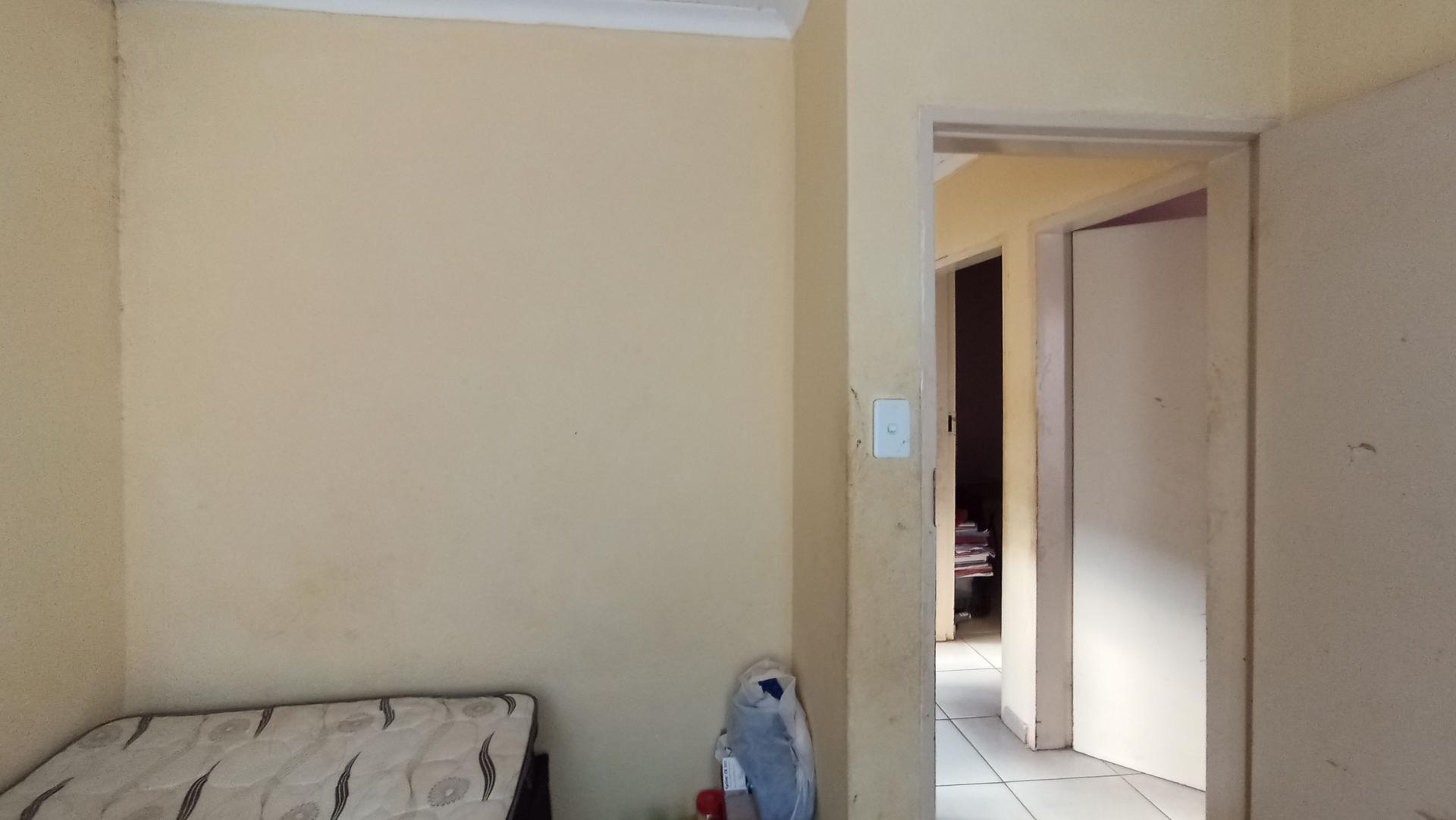 Bed Room 2 - 8 square meters of property in Soshanguve East